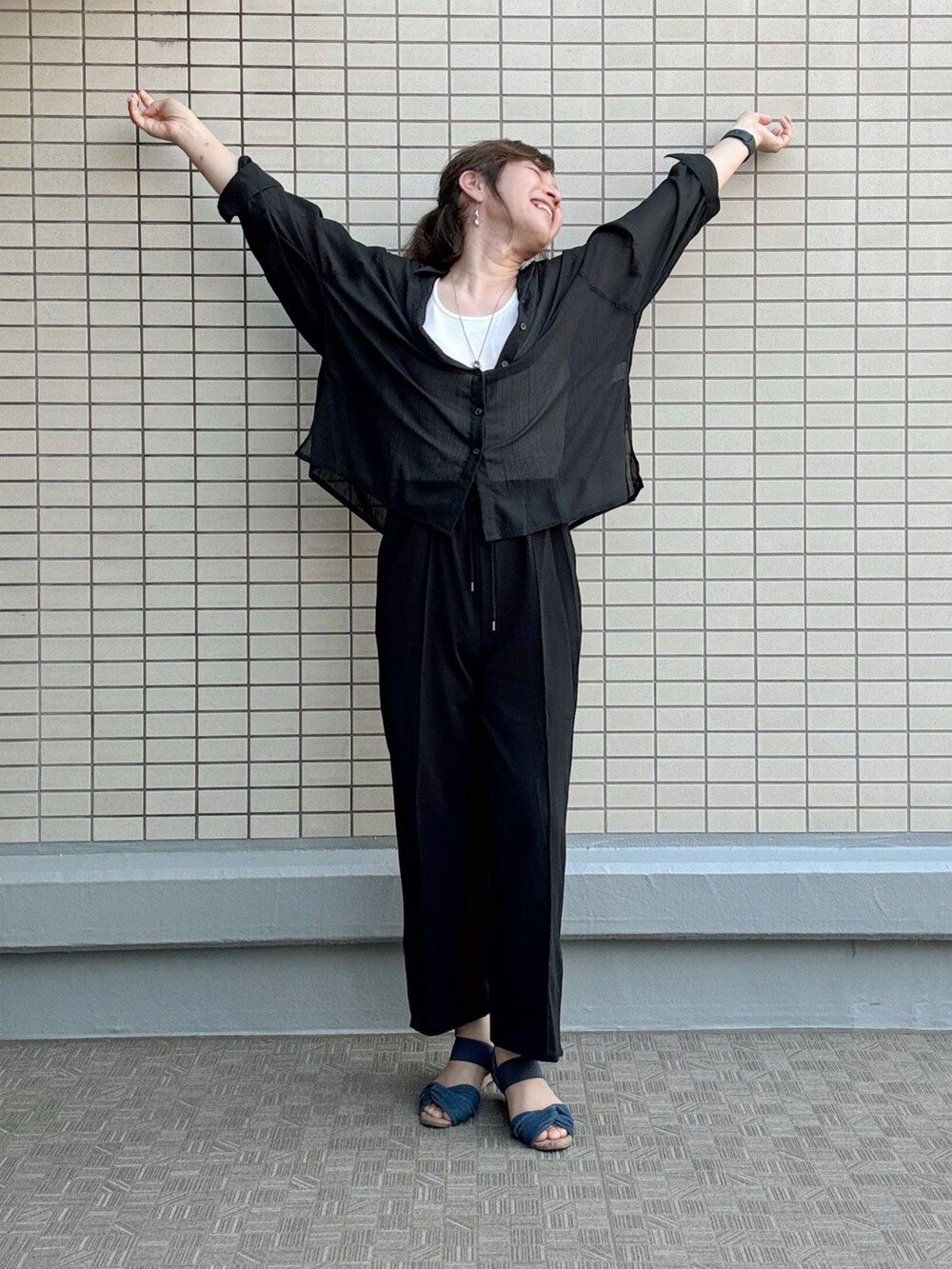 ホワイト系のシャツ/ブラウス、ブラック系のシャツ/ブラウス、ブラック系のその他パンツを着用したレディースの夏コーディネートの2枚目の写真