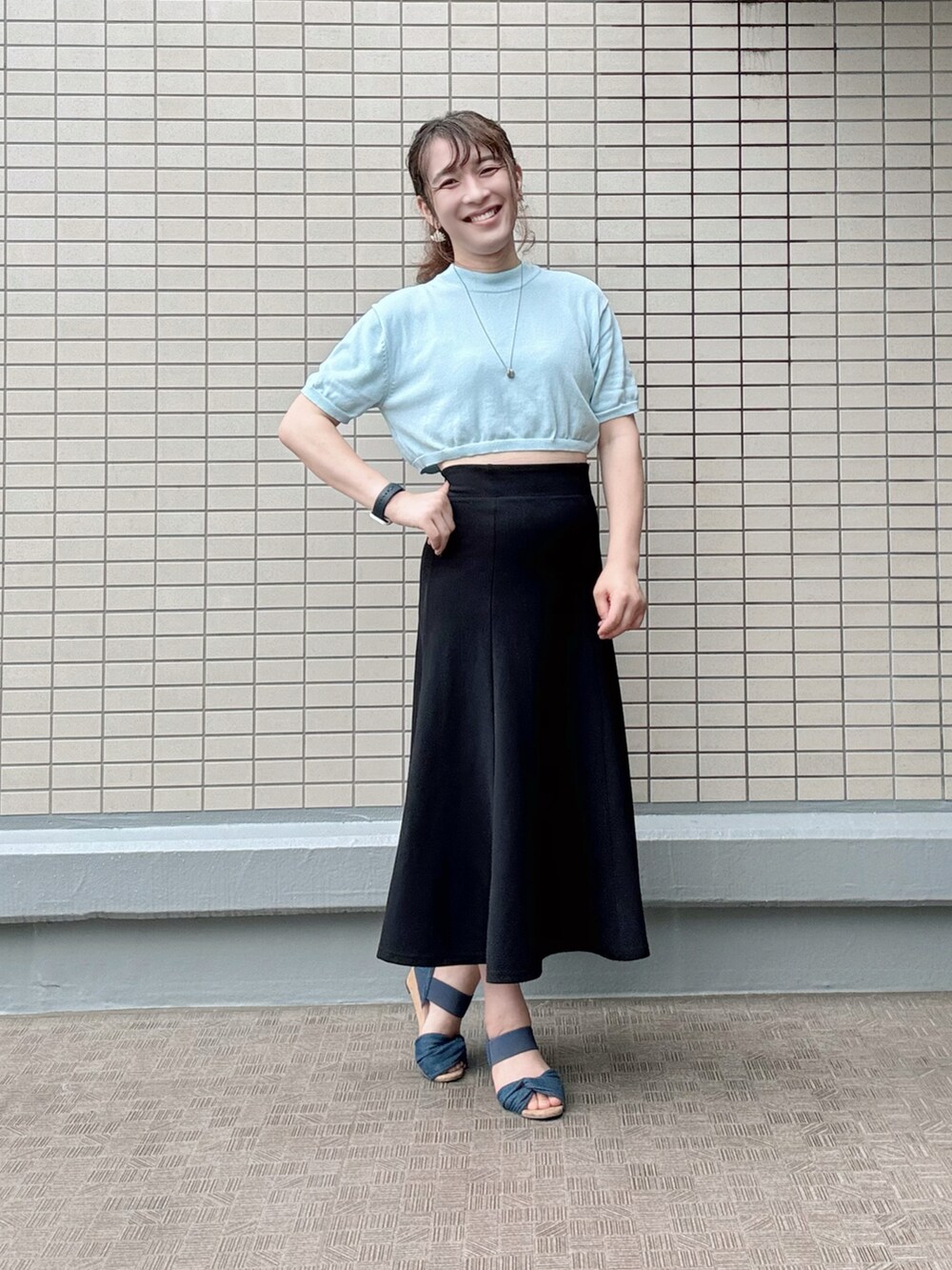 ブルー系のサンダル、レッド系のトートバッグ、ブラック系のスカートを着用したレディースの夏コーディネートの5枚目の写真