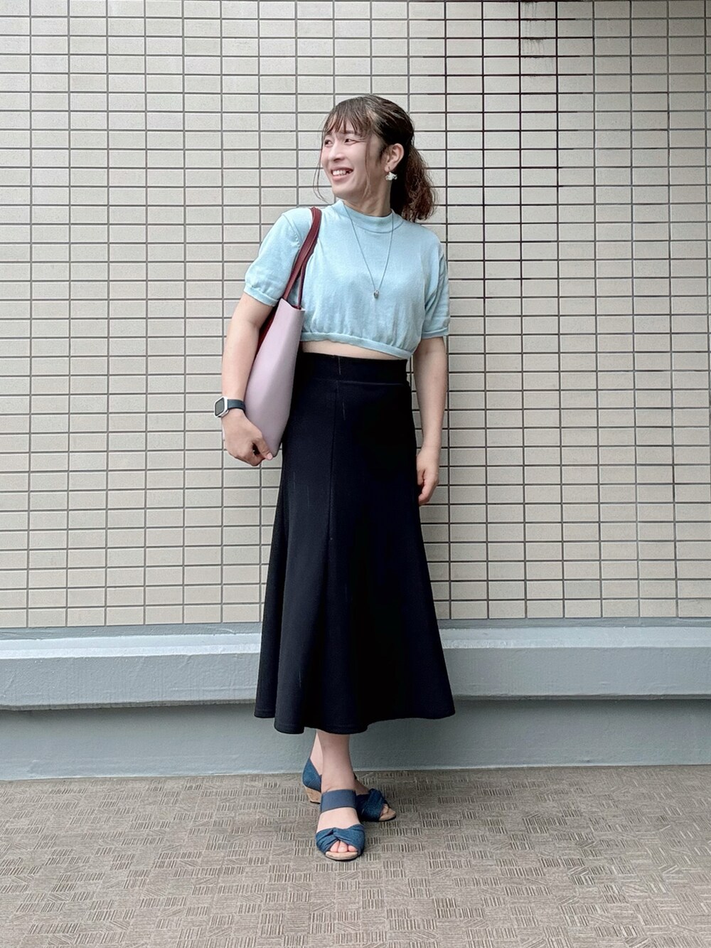 ブルー系のサンダル、レッド系のトートバッグ、ブラック系のスカートを着用したレディースの夏コーディネートの4枚目の写真