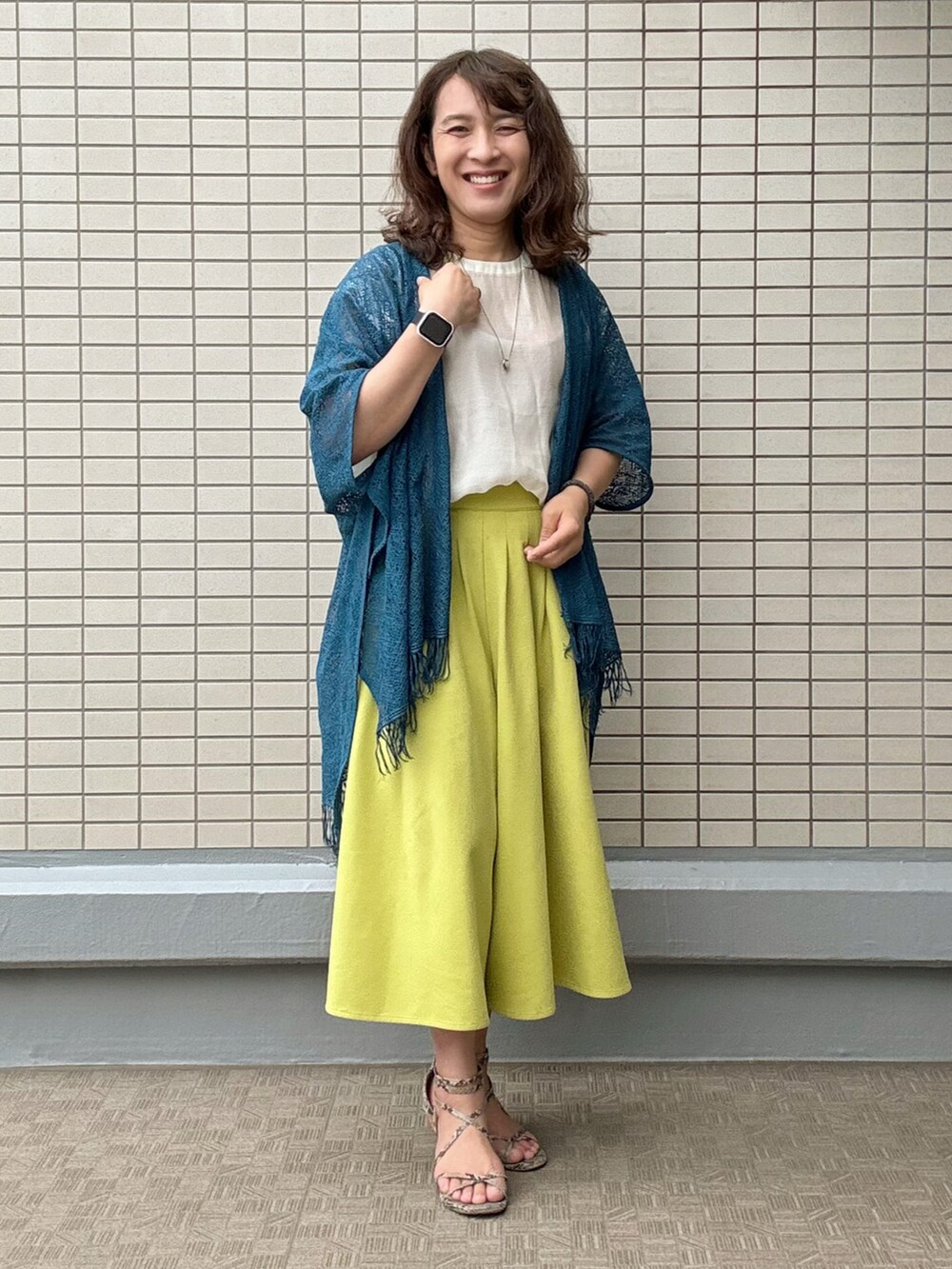 その他のサンダル、レッド系のトートバッグ、イエロー系のその他パンツを着用したレディースの春コーディネートの2枚目の写真