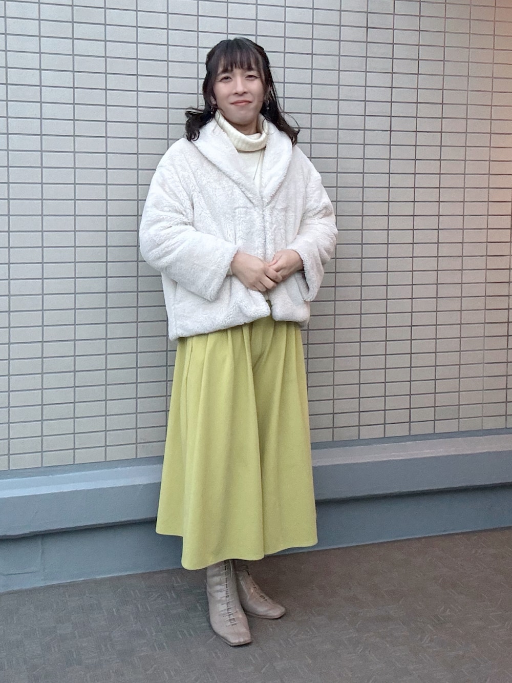 ベージュ系のブーツ、イエロー系のその他パンツ、ホワイト系のその他アウターを着用したレディースの冬コーディネートの2枚目の写真