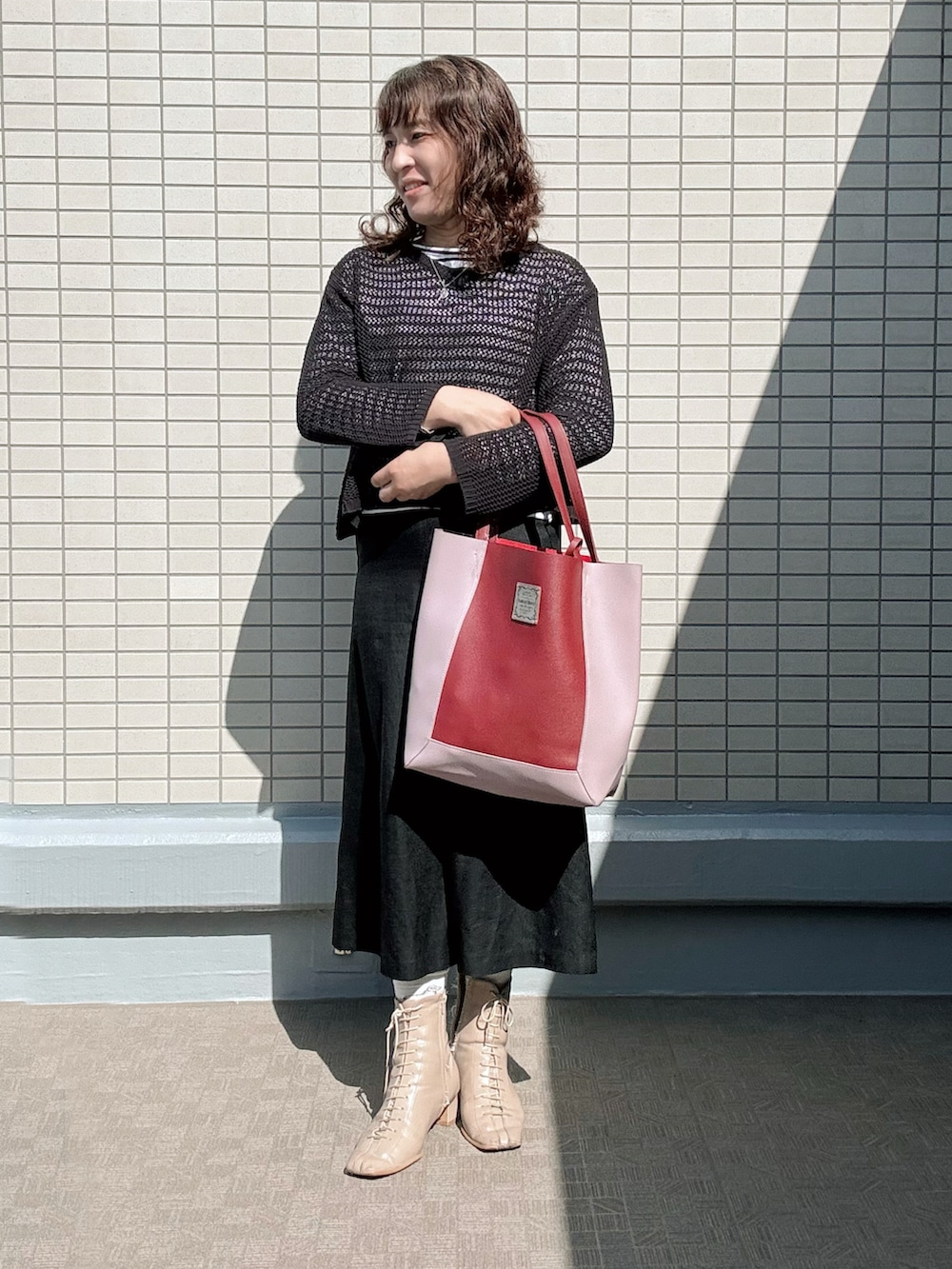 ベージュ系のブーツ、ブラック系のパンツ、グリーン系のTシャツ/カットソーを着用したレディースの春コーディネートの2枚目の写真