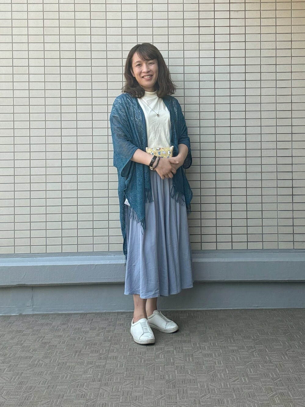 ホワイト系のスニーカー、ブルー系のその他パンツ、レッド系のトートバッグを着用したレディースの春コーディネートの2枚目の写真