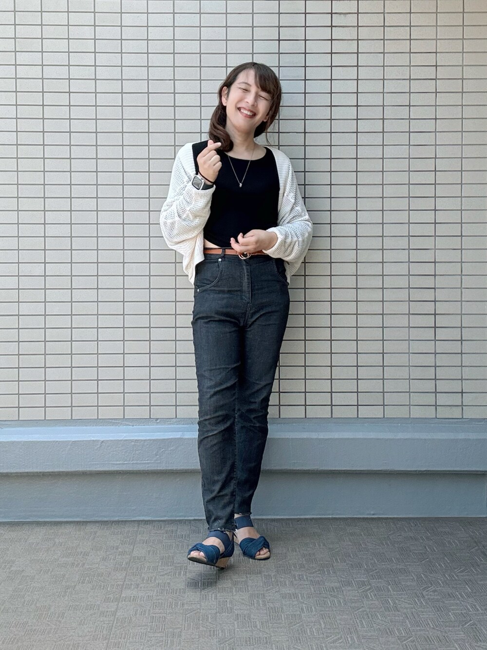 ブルー系のサンダル、ブラック系のデニムパンツ、レッド系のトートバッグを着用したレディースの夏コーディネートの5枚目の写真