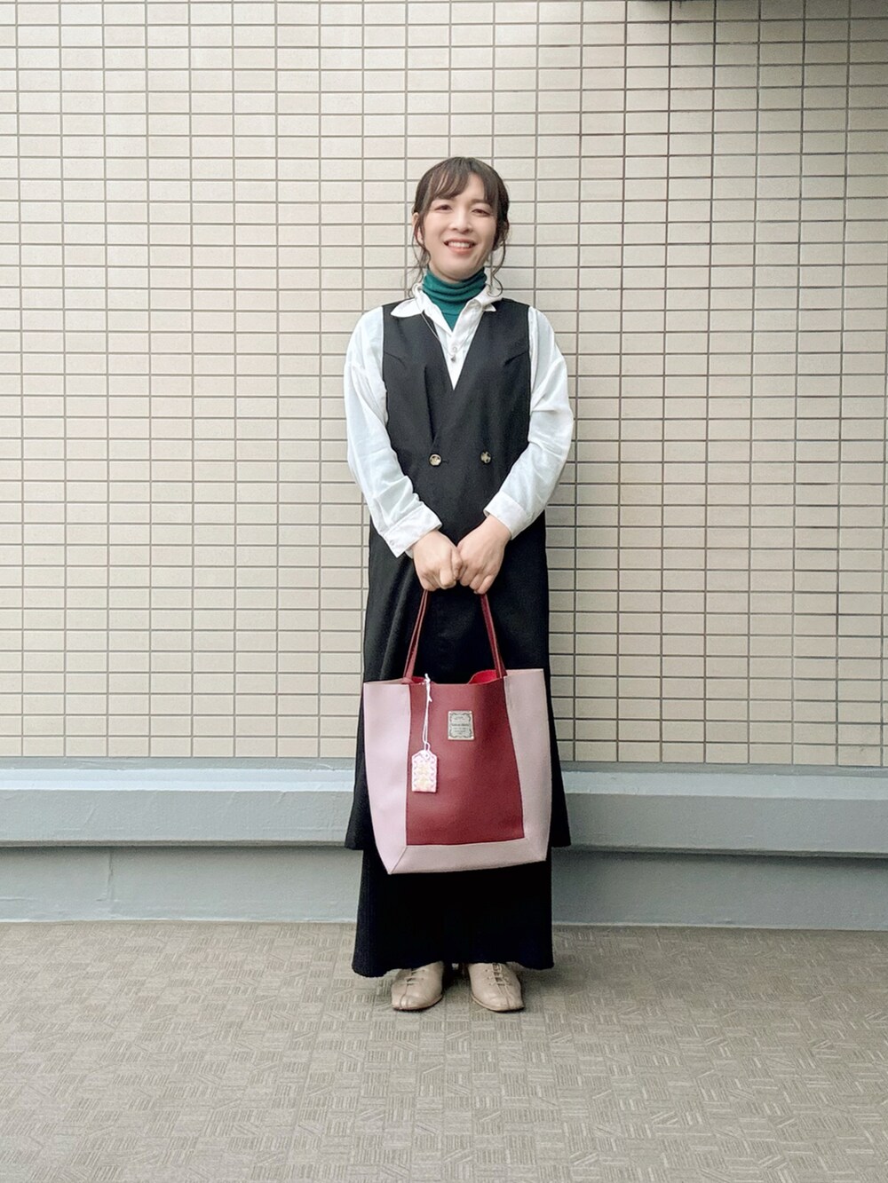ブラック系のその他パンツ、ブラック系のトレンチコート、レッド系のトートバッグを着用したレディースの春コーディネートの4枚目の写真