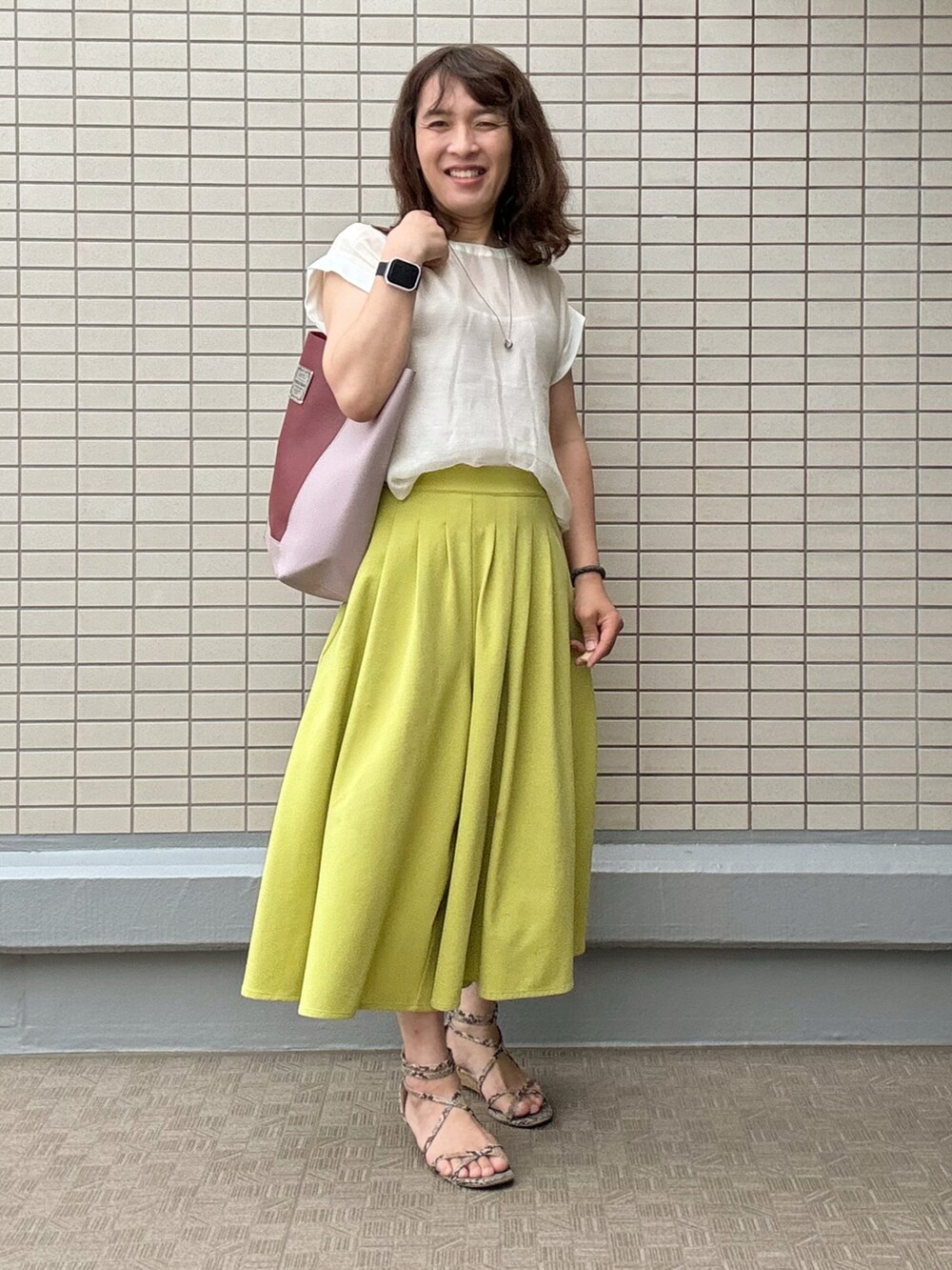 その他のサンダル、レッド系のトートバッグ、イエロー系のその他パンツを着用したレディースの春コーディネートの3枚目の写真