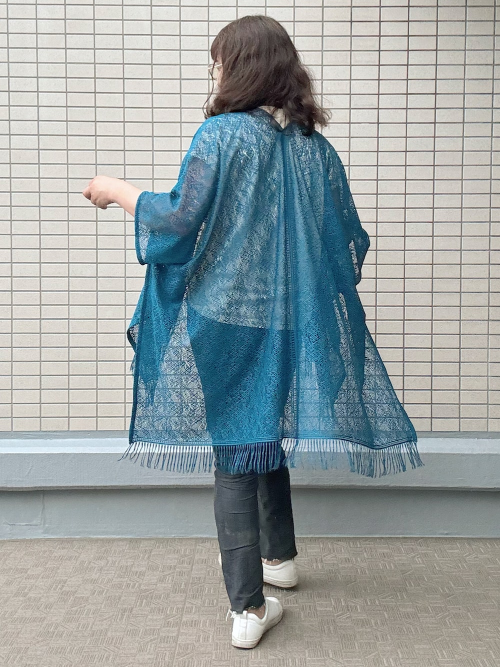 ホワイト系のスニーカー、ブラック系のデニムパンツ、レッド系のトートバッグを着用したレディースの春コーディネートの4枚目の写真