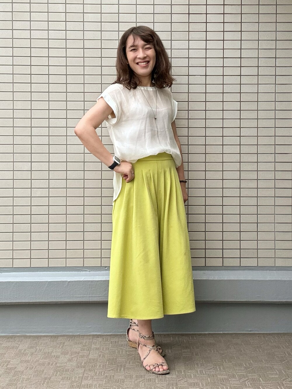 その他のサンダル、レッド系のトートバッグ、イエロー系のその他パンツを着用したレディースの春コーディネートの4枚目の写真