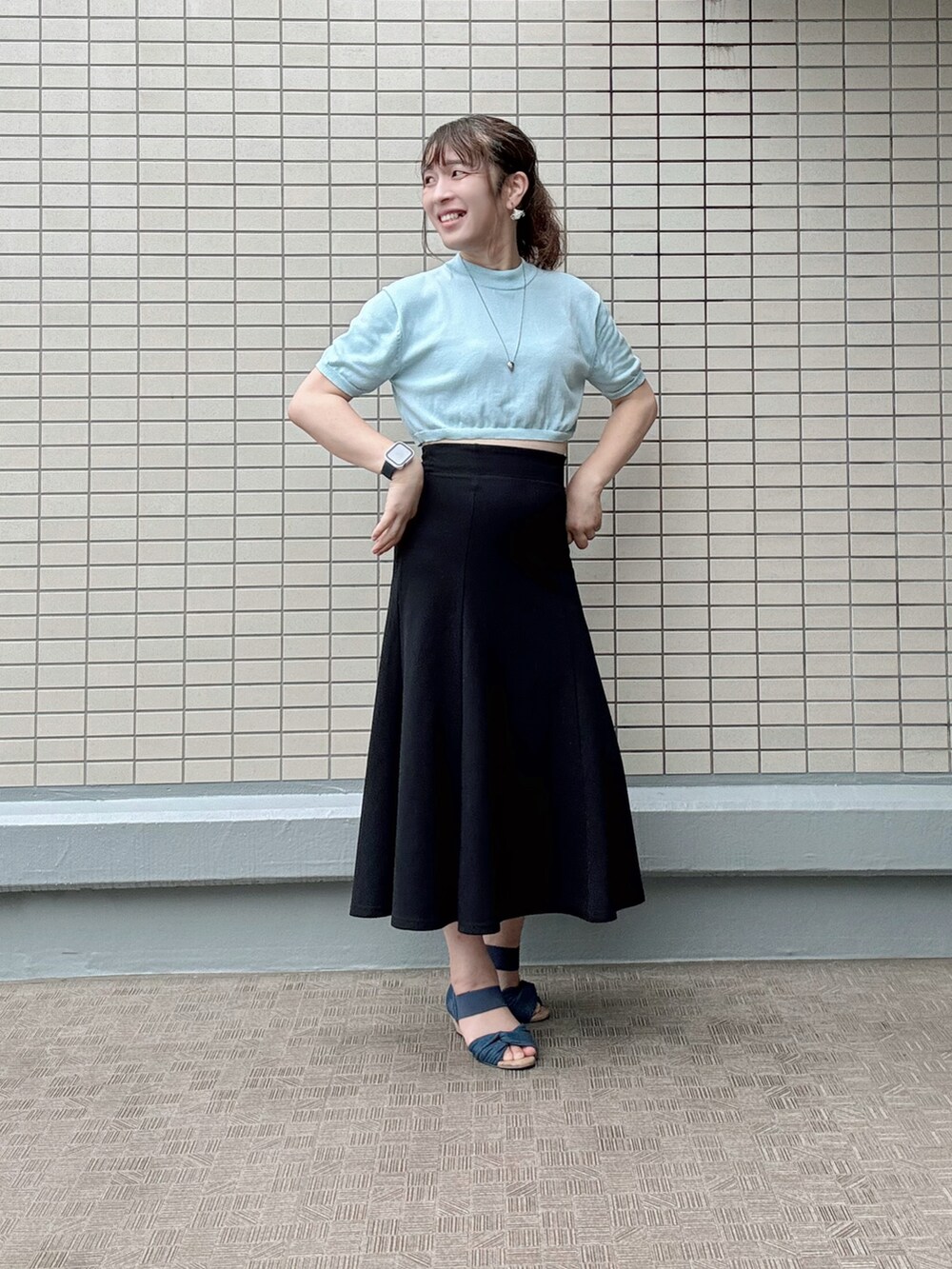 ブルー系のサンダル、レッド系のトートバッグ、ブラック系のスカートを着用したレディースの夏コーディネートの3枚目の写真