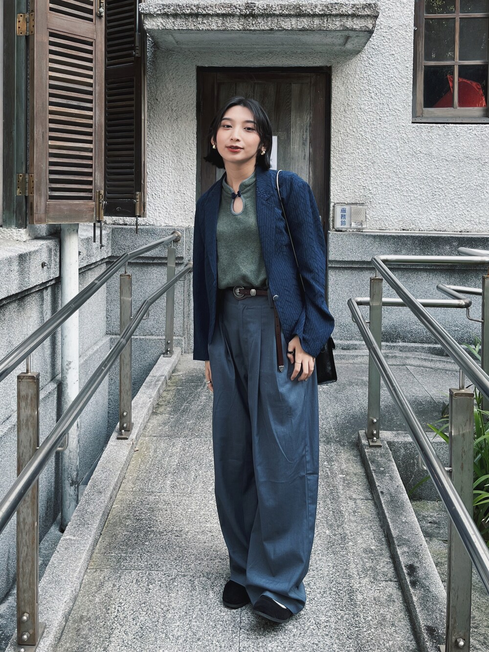 「ootd、街頭穿搭、休閒、復古、古着MIX、帥氣」｜「EDTのアイテム（ショルダーバッグ、ブラック系）」を使った、sakanayuyuさん（レディース・150cm）の春コーディネートの3枚目の写真