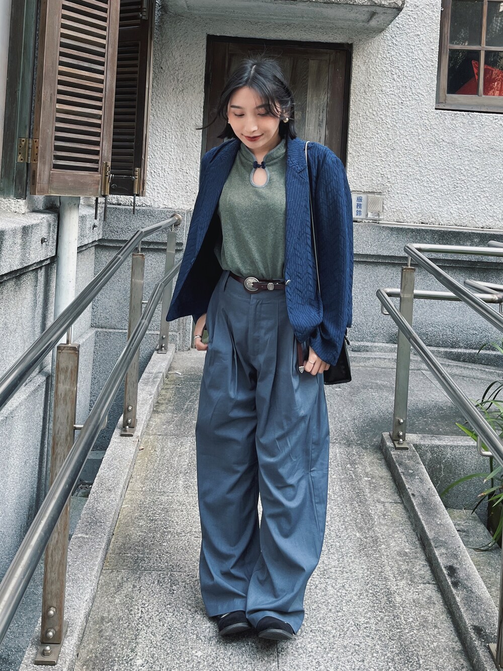 「ootd、街頭穿搭、休閒、復古、古着MIX、帥氣」｜「EDTのアイテム（ショルダーバッグ、ブラック系）」を使った、sakanayuyuさん（レディース・150cm）の春コーディネートの2枚目の写真