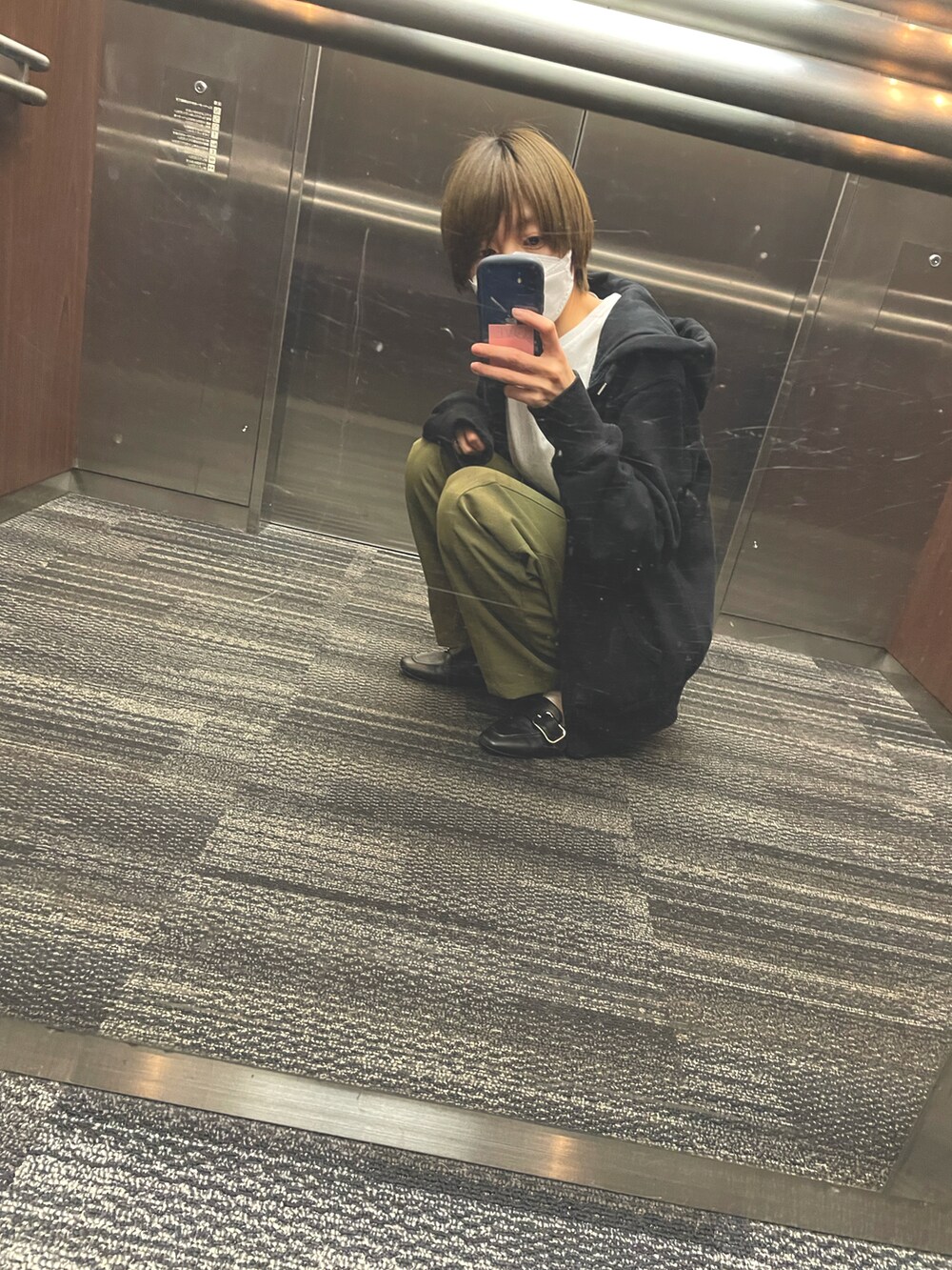 ホワイト系のTシャツ/カットソー、ブラック系のパーカー、グリーン系のその他パンツを着用したレディースの春コーディネートの2枚目の写真