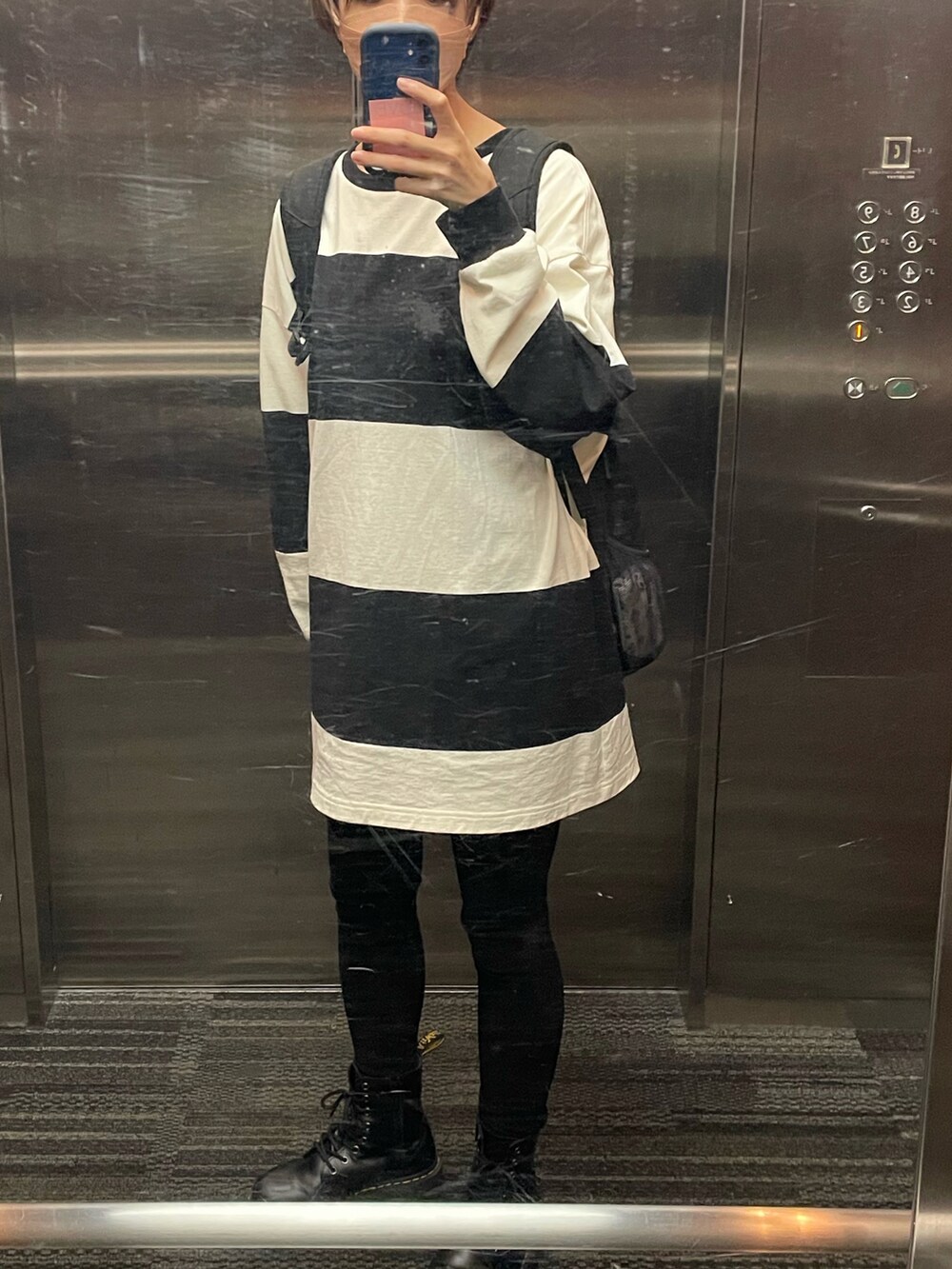 ホワイト系のTシャツ/カットソー、ブラック系のカーディガン/ボレロ、ブラック系のその他パンツを着用したレディースの春コーディネートの2枚目の写真