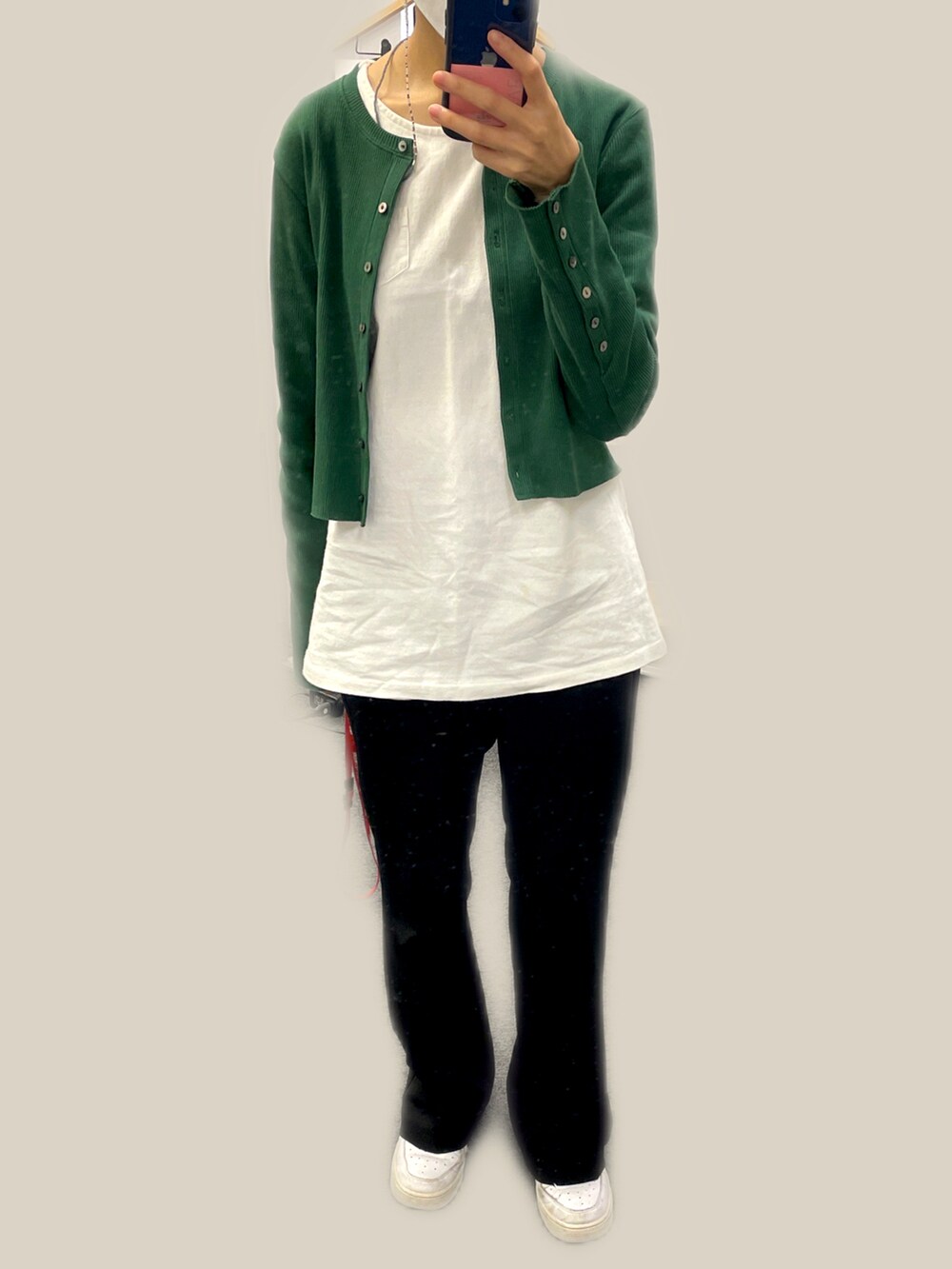 ブラック系のスラックス、ホワイト系のスニーカー、ブルー系のその他アウターを着用したレディースの秋コーディネートの2枚目の写真