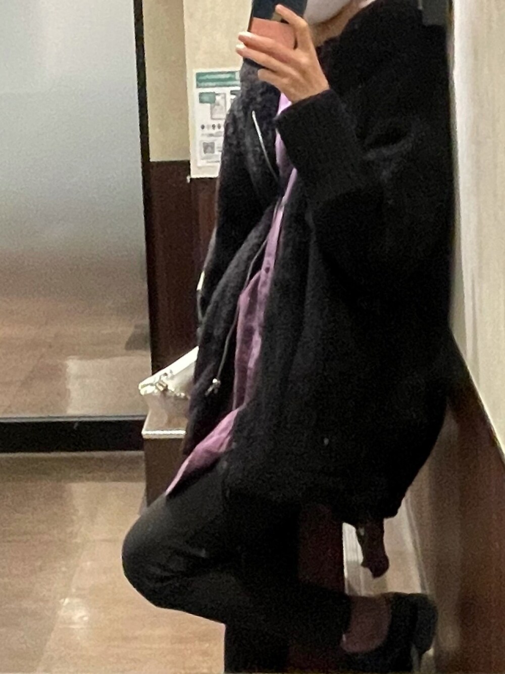 ホワイト系のシャツ/ブラウス、ブラック系のその他アウター、ブラック系のその他パンツを着用したレディースの秋コーディネートの2枚目の写真