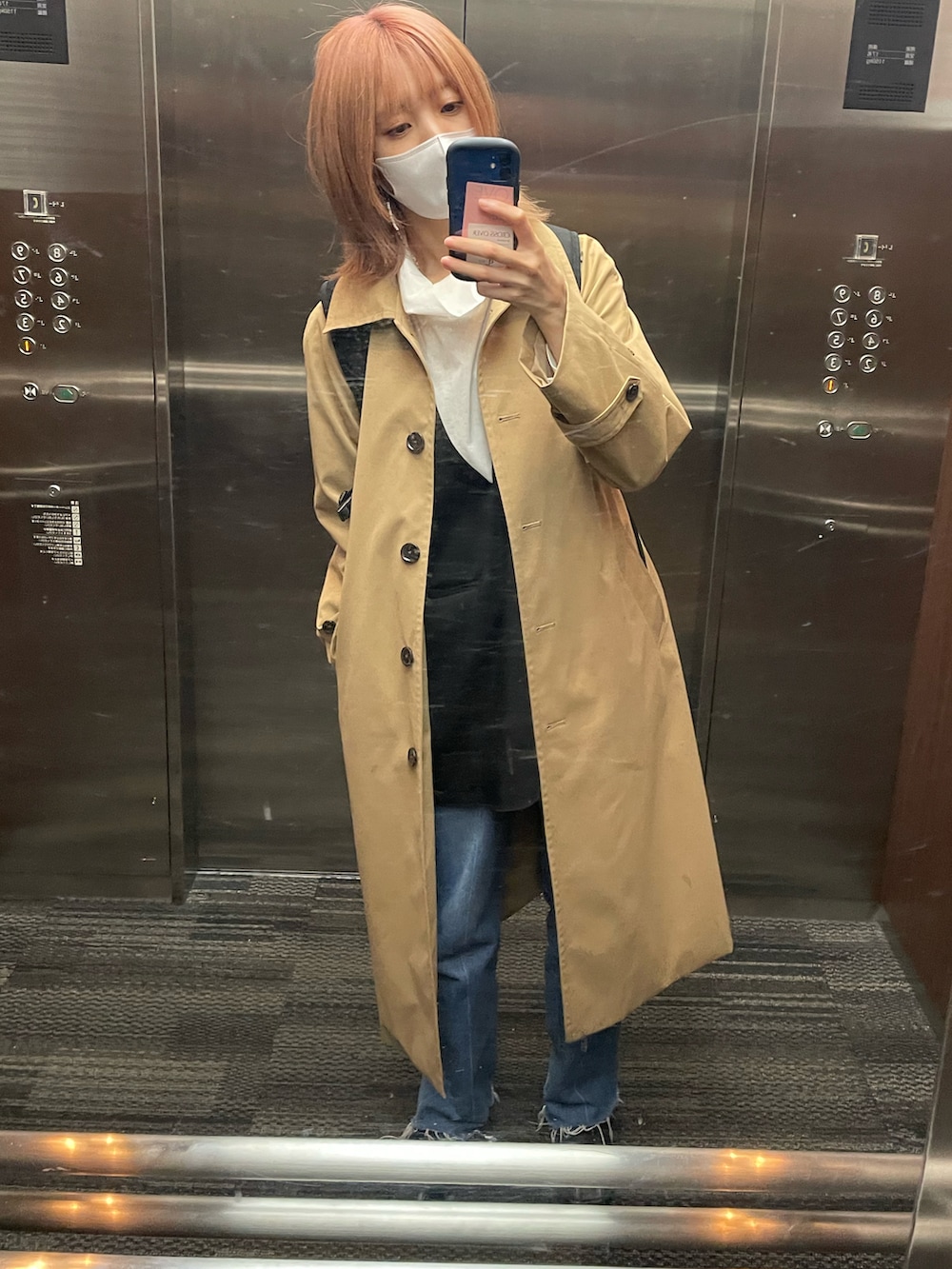 ホワイト系のシャツ/ブラウス、ブラック系のベスト、ブルー系のデニムパンツを着用したレディースの春コーディネートの2枚目の写真