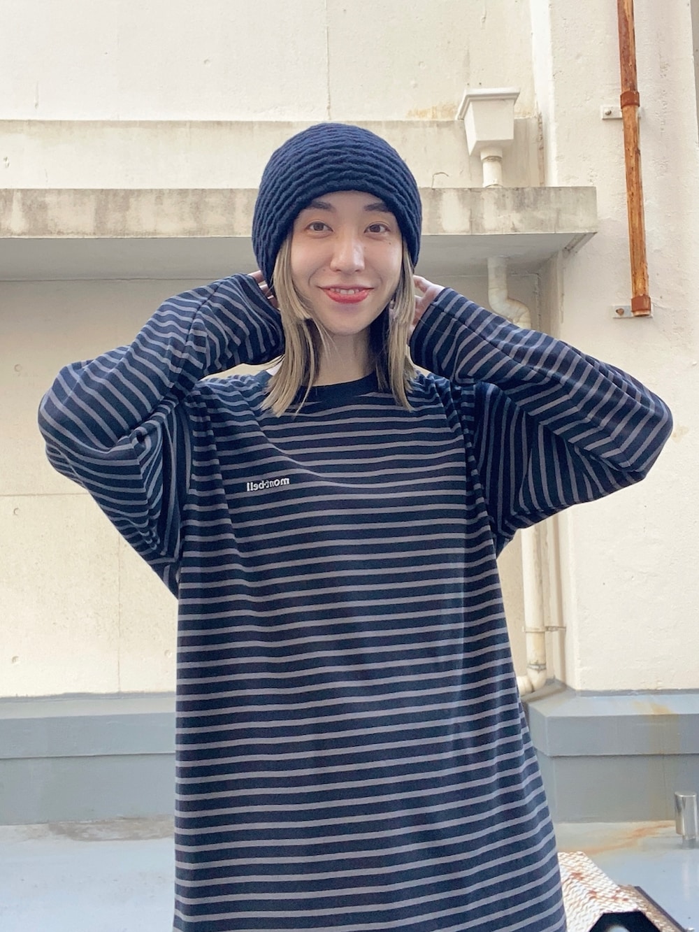 ブラック系のニットキャップ/ビーニーを着用したレディースの冬コーディネートの3枚目の写真