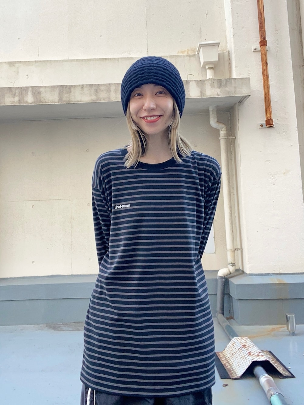 ブラック系のニットキャップ/ビーニーを着用したレディースの冬コーディネートの4枚目の写真