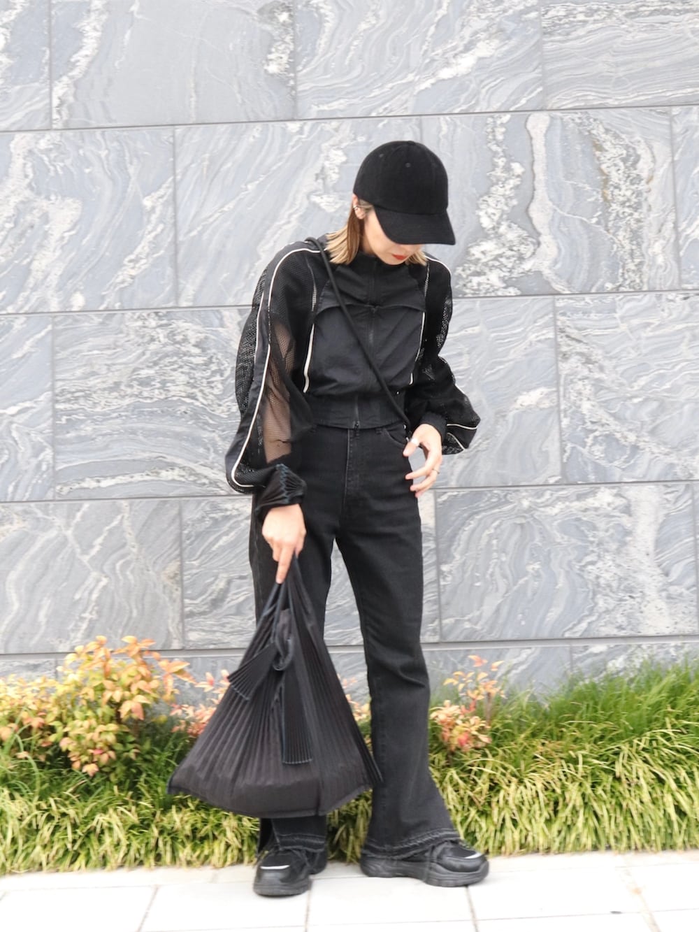 ブラック系のキャップを着用したレディースの冬コーディネートの3枚目の写真