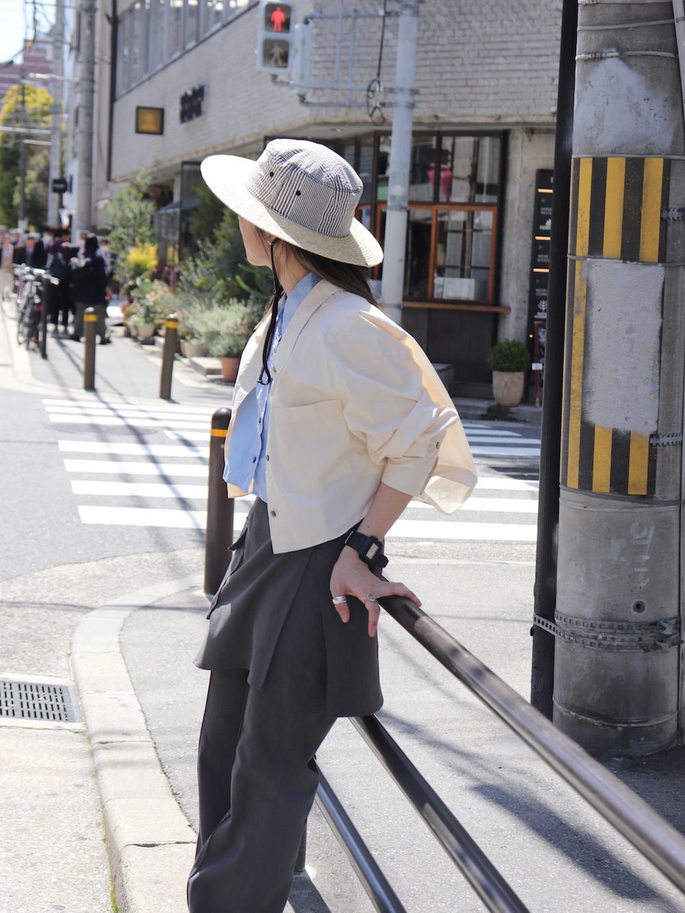 グレー系のその他パンツ、ホワイト系のシャツ/ブラウス、ブラック系のハットを着用したレディースの夏コーディネートの3枚目の写真