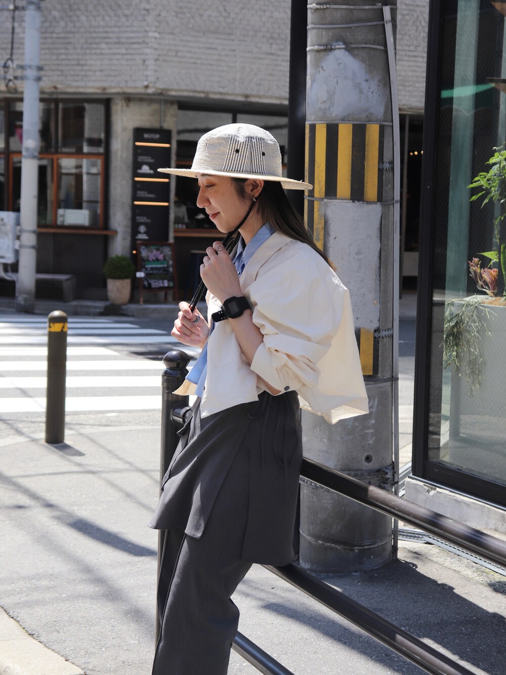 グレー系のその他パンツ、ホワイト系のシャツ/ブラウス、ブラック系のハットを着用したレディースの夏コーディネートの2枚目の写真