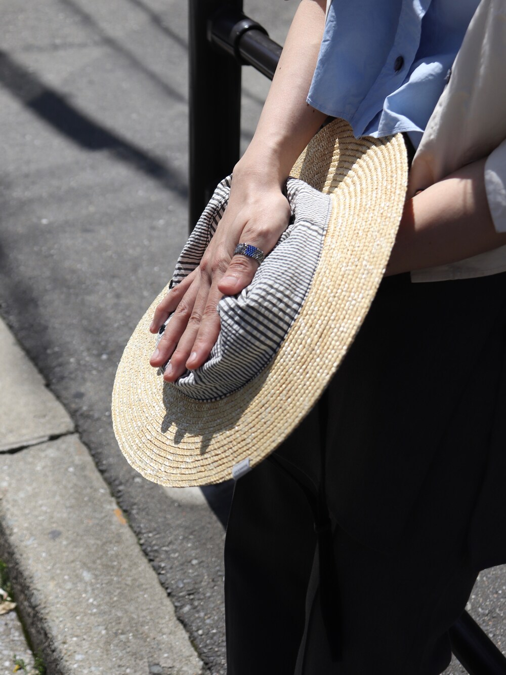 グレー系のその他パンツ、ホワイト系のシャツ/ブラウス、ブラック系のハットを着用したレディースの夏コーディネートの5枚目の写真