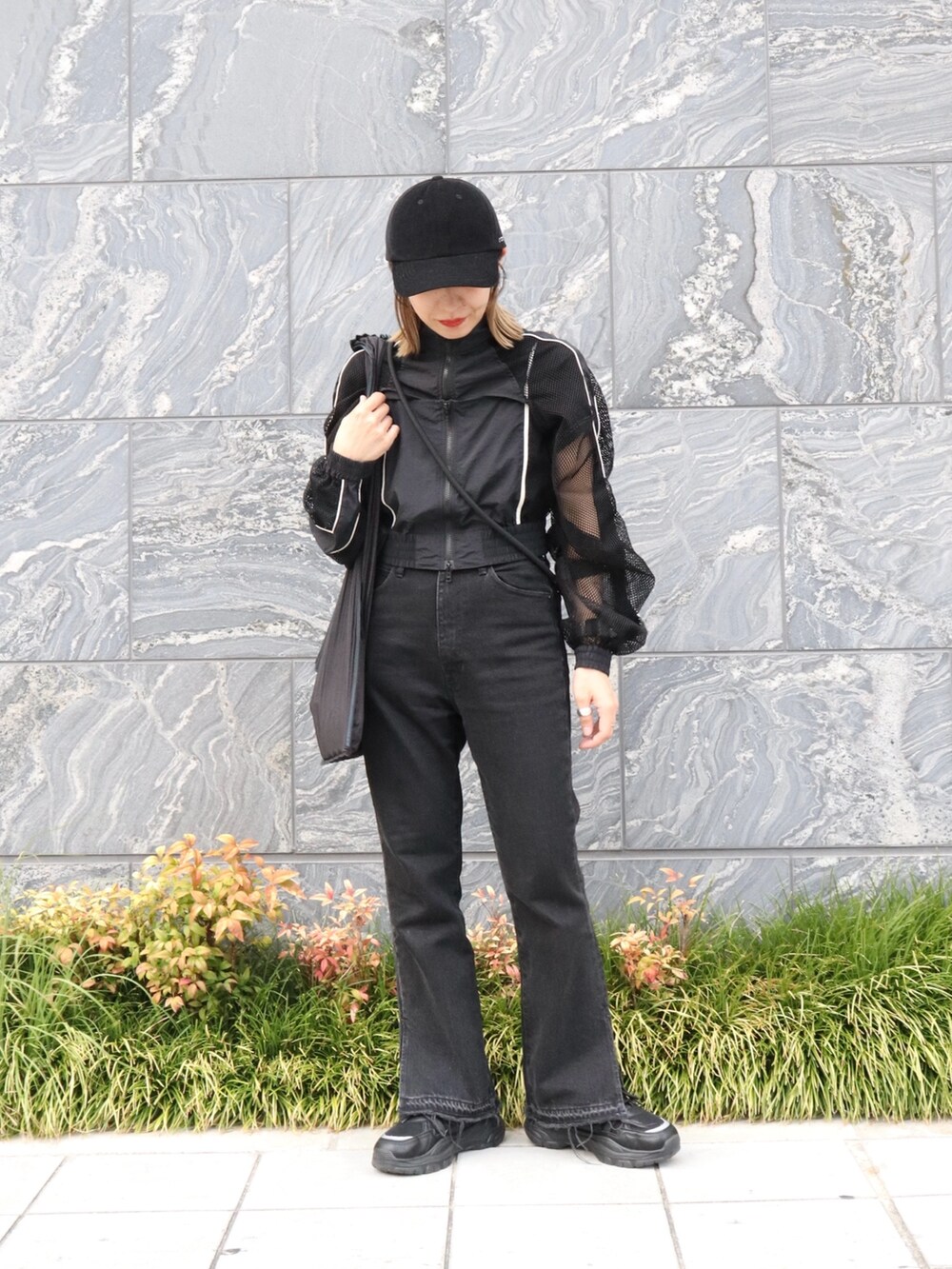 ブラック系のキャップを着用したレディースの冬コーディネートの2枚目の写真