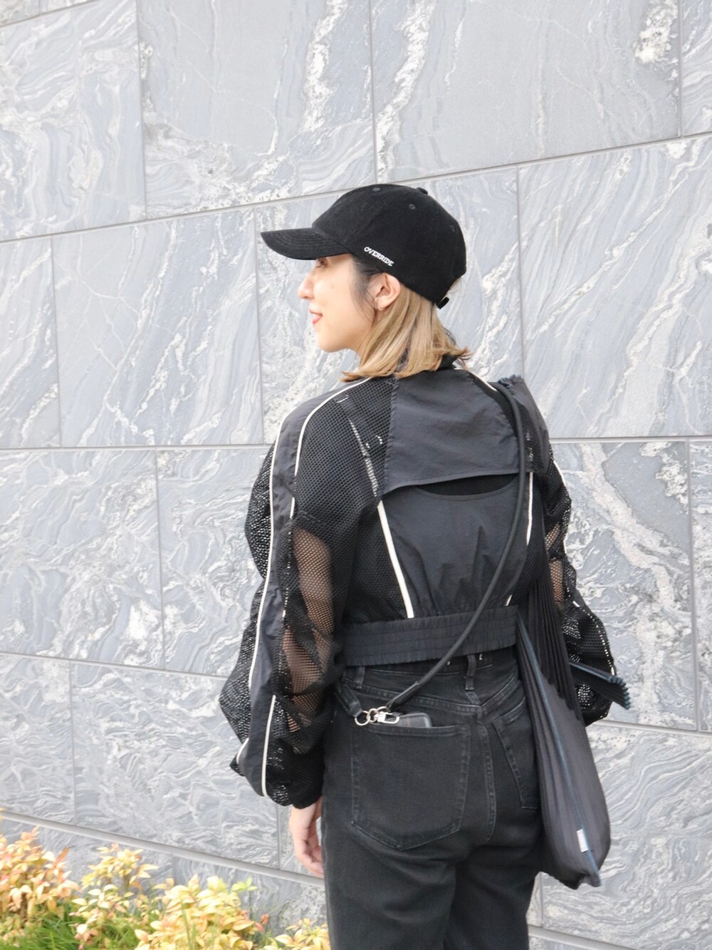 ブラック系のキャップを着用したレディースの冬コーディネートの6枚目の写真