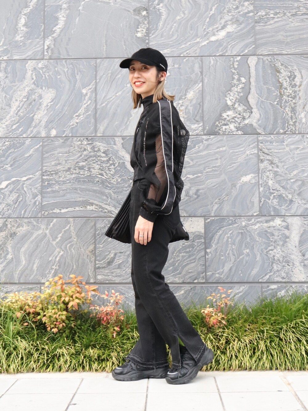 ブラック系のキャップを着用したレディースの冬コーディネートの4枚目の写真