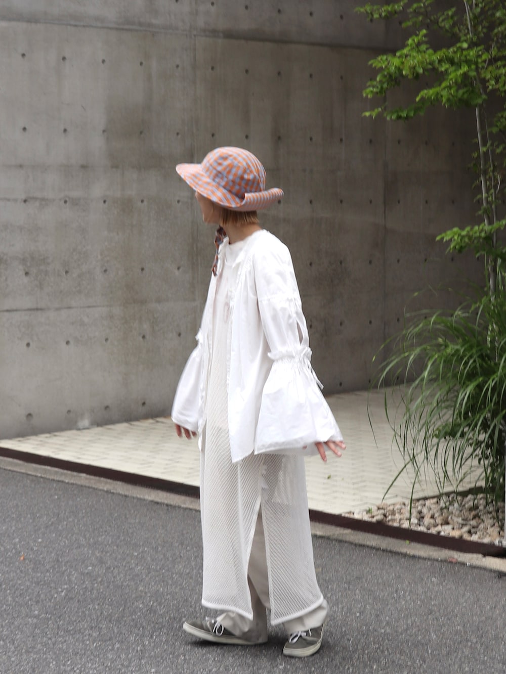 ホワイト系のシャツ/ブラウス、ホワイト系のワンピース/ドレス、グレー系のスニーカーを着用したレディースの春コーディネートの2枚目の写真