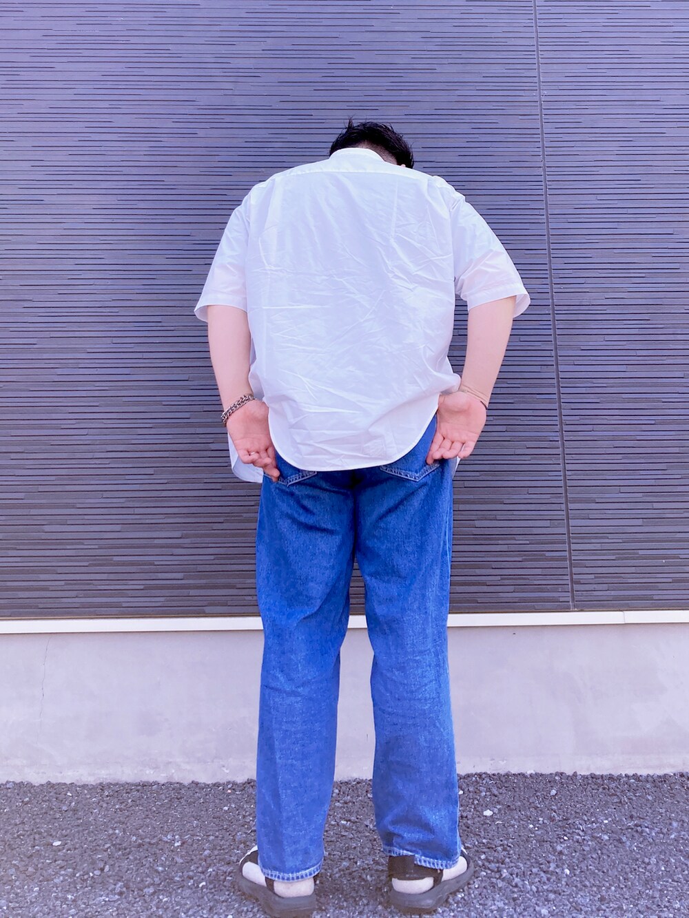 ブルー系のデニムパンツ、ホワイト系のシャツ/ブラウス、グリーン系のTシャツ/カットソーを着用したメンズの春コーディネートの5枚目の写真