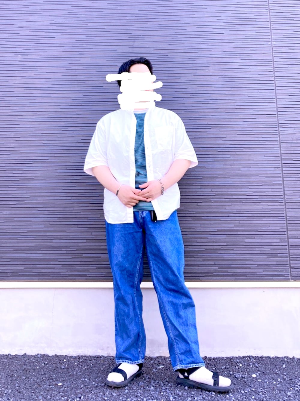 ブルー系のデニムパンツ、ホワイト系のシャツ/ブラウス、グリーン系のTシャツ/カットソーを着用したメンズの春コーディネートの2枚目の写真