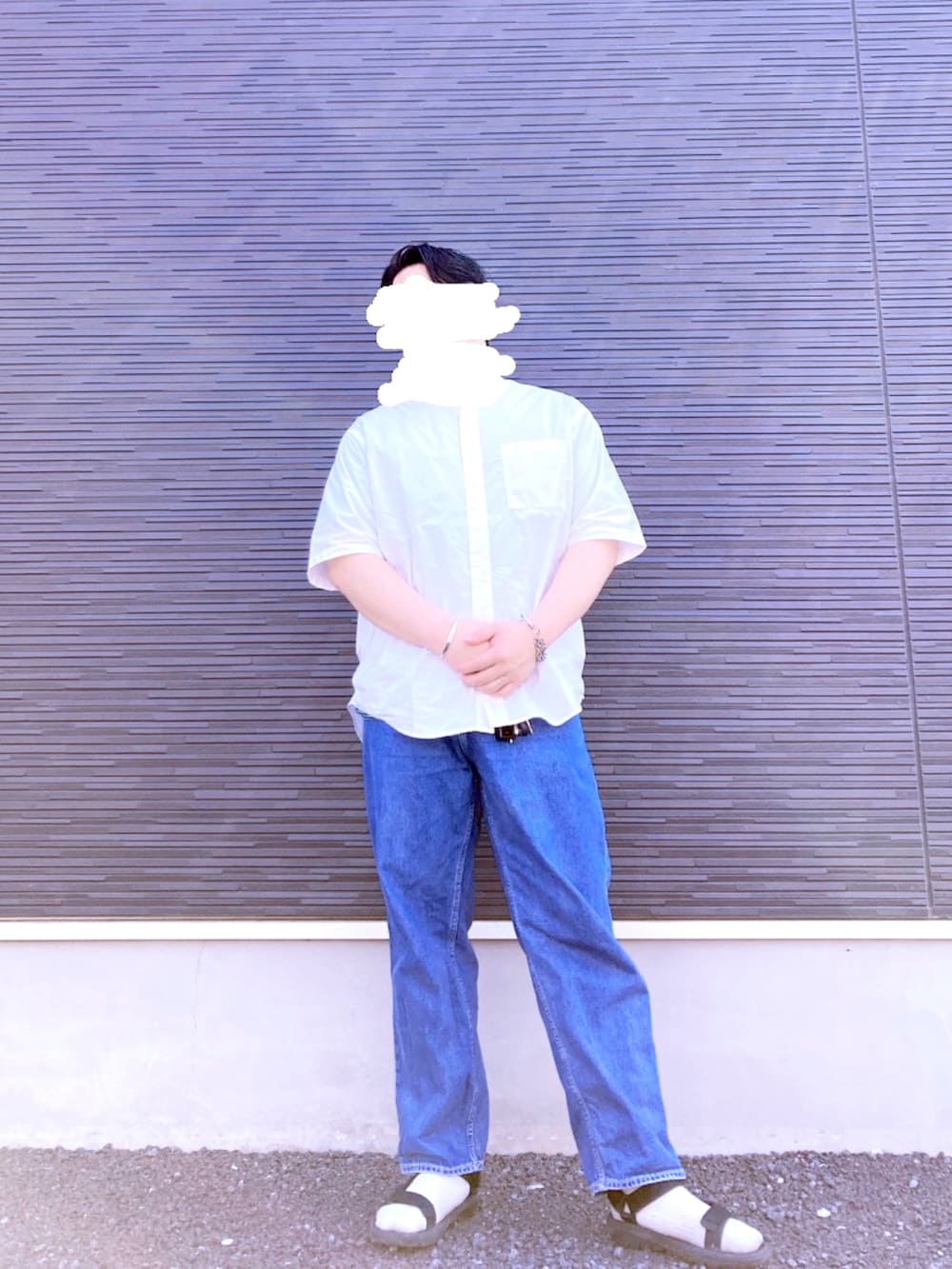 ブルー系のデニムパンツ、ホワイト系のシャツ/ブラウス、グリーン系のTシャツ/カットソーを着用したメンズの春コーディネートの4枚目の写真