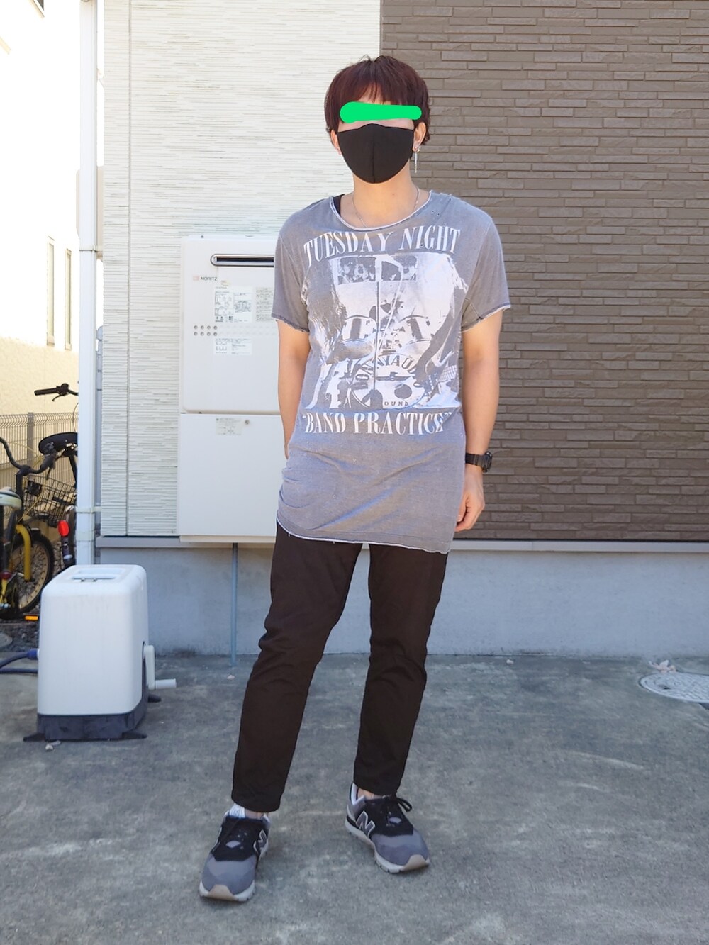 ブラック系のチノパンツ、ブラック系のスニーカー、グレー系のTシャツ/カットソーを着用したメンズの夏コーディネートの2枚目の写真