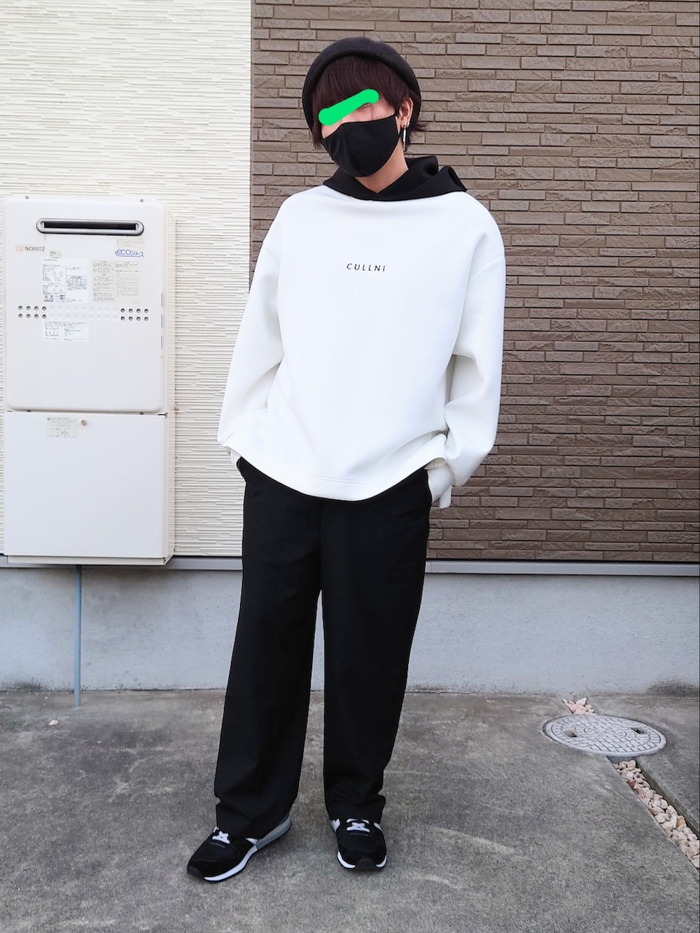 ホワイト系のパーカー、ブラック系のスニーカー、ブラック系のスラックスを着用したメンズの秋コーディネートの4枚目の写真