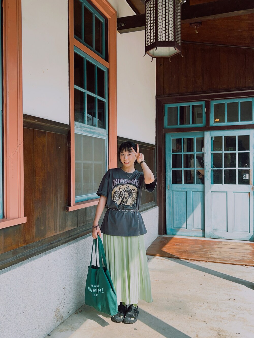 ブラック系のサンダル、グレー系のTシャツ/カットソーを着用したレディースの夏コーディネートの2枚目の写真