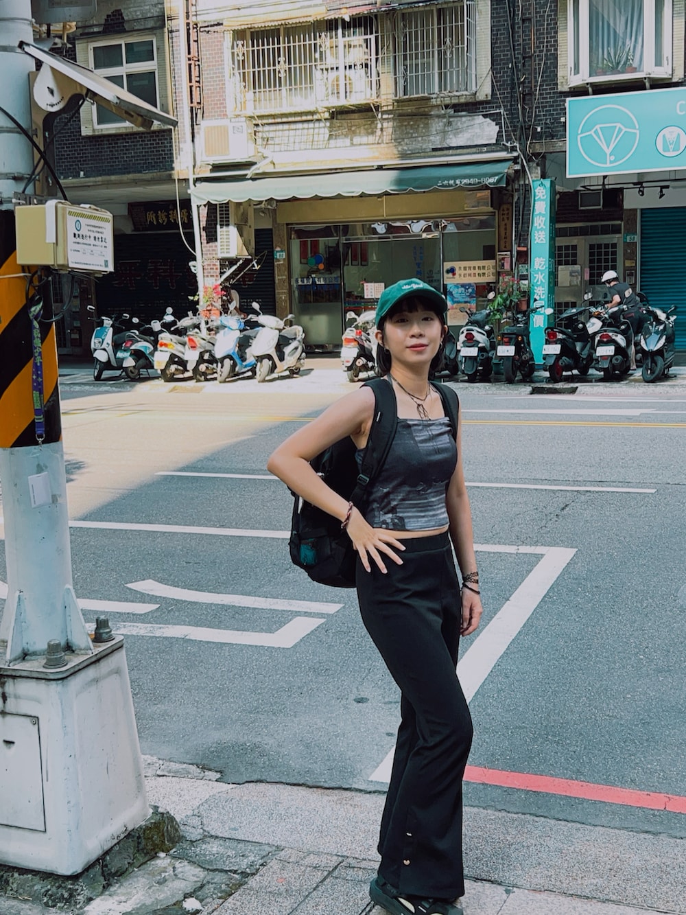 その他のキャミソール、ホワイト系のバックパック/リュックを着用したレディースの夏コーディネートの2枚目の写真