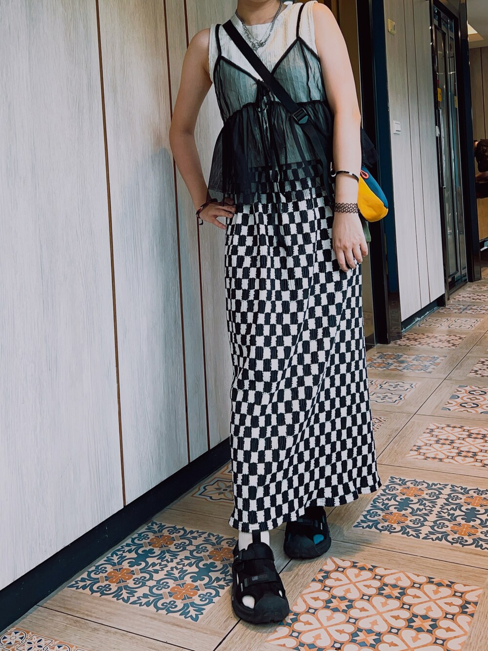 その他のスカート、ブラック系のキャミソール、グリーン系のその他トップスを着用したレディースの夏コーディネートの3枚目の写真