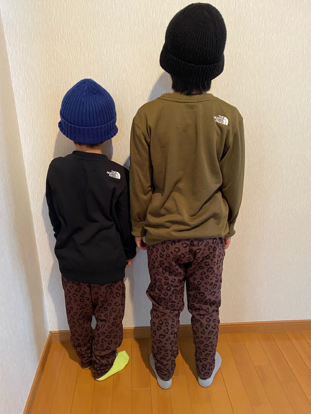 「私の推しブランド、休日スタイル、キッズファッション、おとこのこ、休日コーデ、ストリート、むすこーで、男の子コーデ、カジュアルコーデ、ニット帽、シンプルコーデ、お出かけコーデ、スウェット、ノースフェイス、レオパード」｜「THE NORTH FACEのTHE NORTH FACE/ノースフェイス ビーニー カプッチョリッド NN42035（ニットキャップ/ビーニー、ブラック系）」を使った、kaooooooooooさん（キッズ・130cm）の冬コーディネートの2枚目の写真