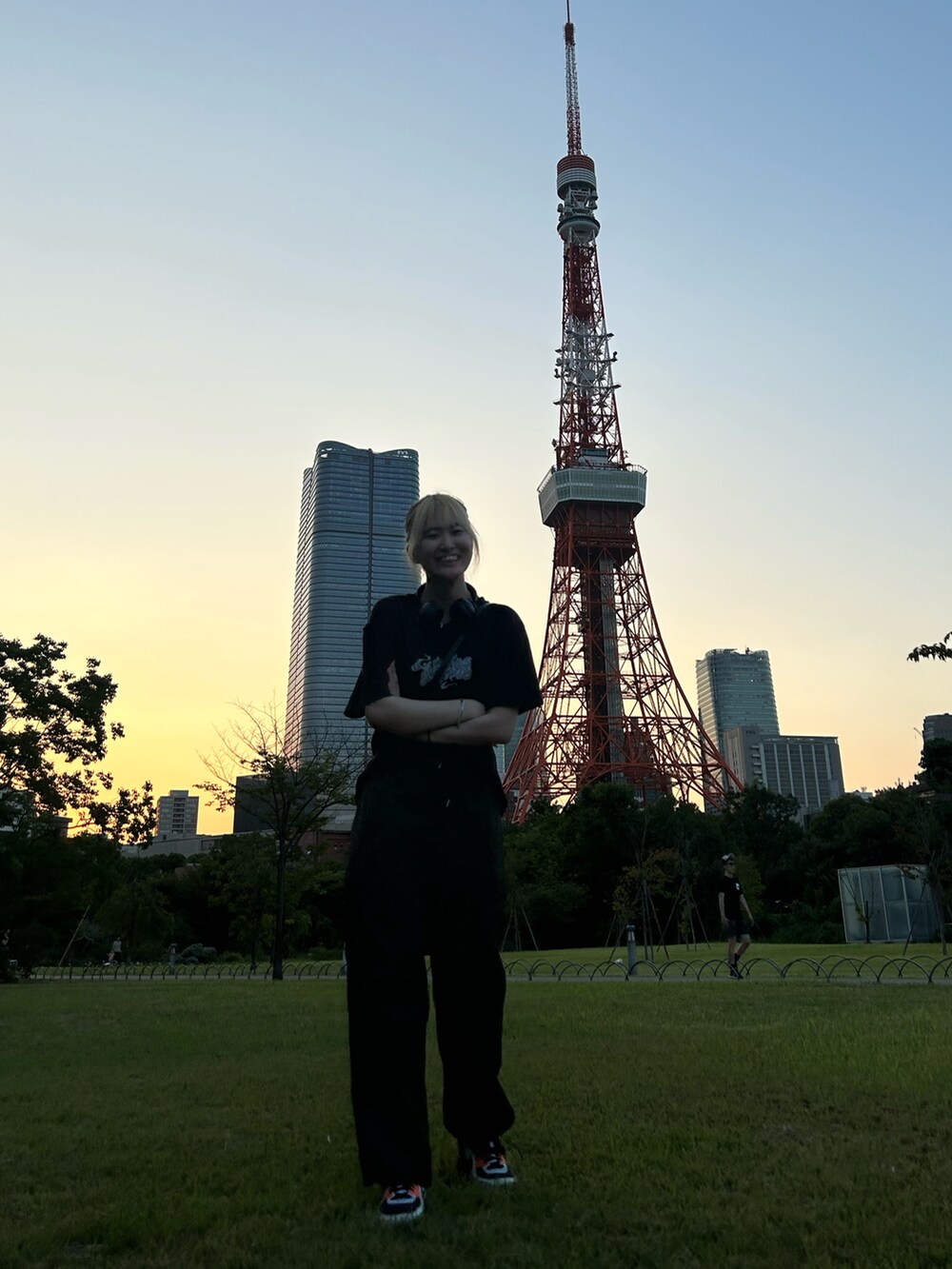 ブラック系のTシャツ/カットソー、グリーン系のカーゴパンツ、ブラック系のスニーカーを着用したレディースの夏コーディネートの2枚目の写真