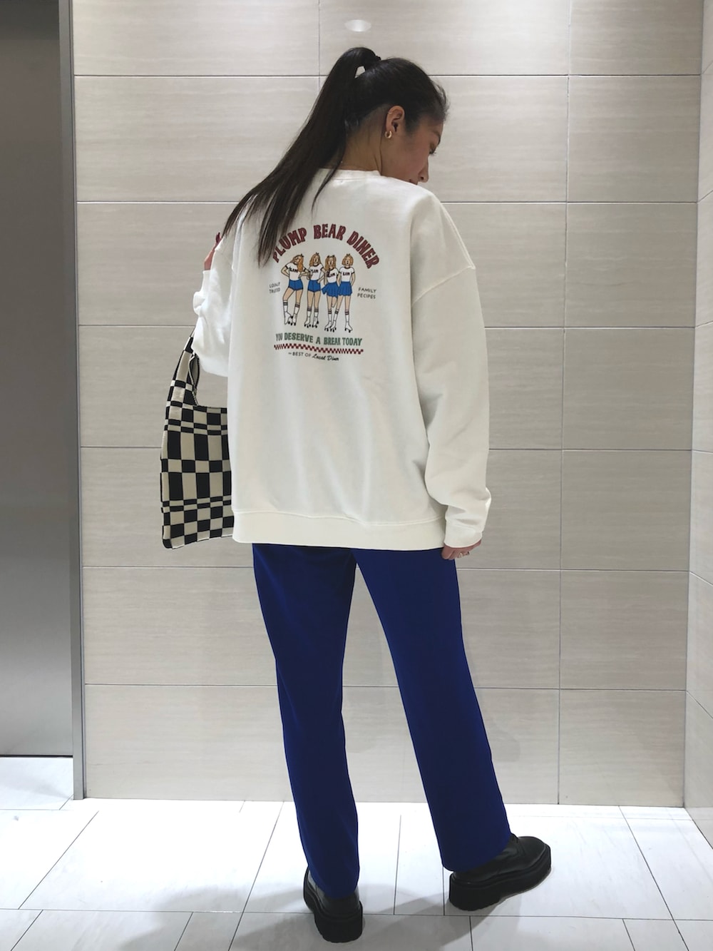「私の推しブランド、ロゴスウェット、シンプル、高身長女子、カラーパンツ、メンズライクコーデ、ロングスカート、オーバーサイズ、ブーツ、いいね、save、フォローお願いします🤑、アウトドアスタイル」｜「PBLIMの【PAGEBOYLIM】カットイージースラックス2（スラックス、ブルー系）」を使った、Misakiさん（レディース・166cm）の冬コーディネートの3枚目の写真