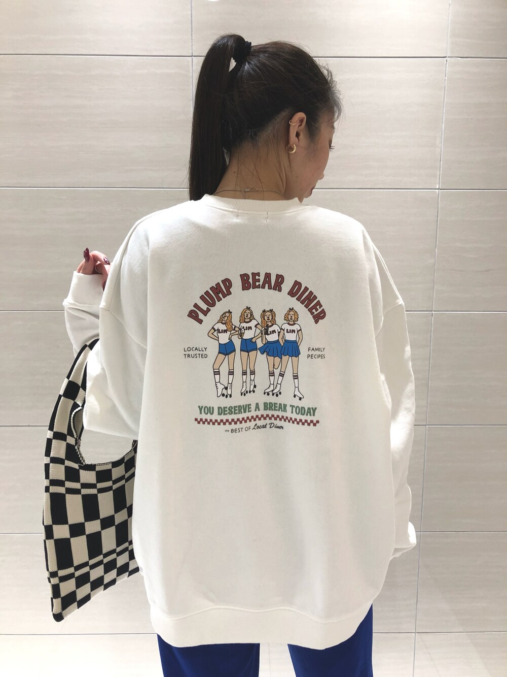 「私の推しブランド、ロゴスウェット、シンプル、高身長女子、カラーパンツ、メンズライクコーデ、ロングスカート、オーバーサイズ、ブーツ、いいね、save、フォローお願いします🤑、アウトドアスタイル」｜「PBLIMの【PAGEBOYLIM】カットイージースラックス2（スラックス、ブルー系）」を使った、Misakiさん（レディース・166cm）の冬コーディネートの4枚目の写真