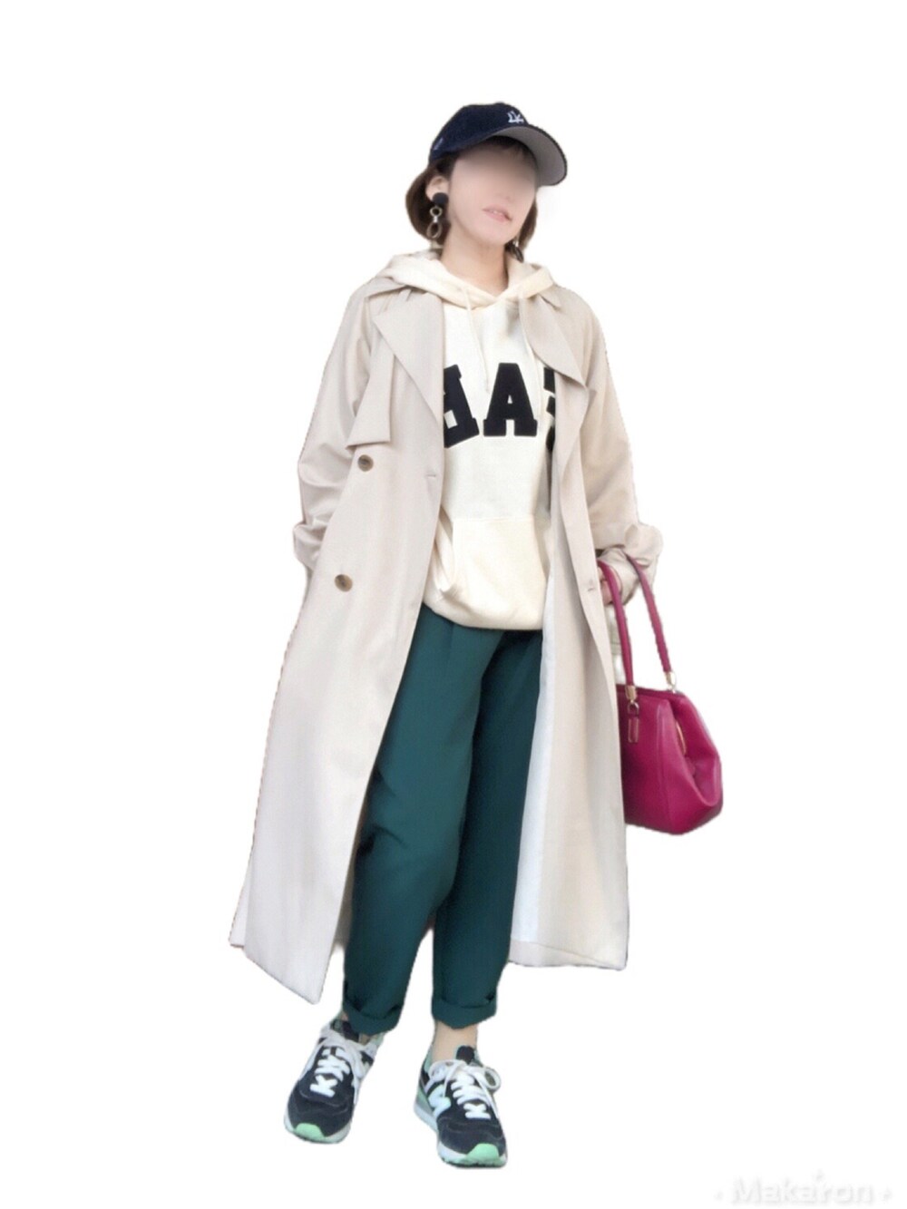 「大人女子、大人カジュアル、トレンチコート、春コーデ、さし色、スラックス、New Balance、NEW ERA」｜「moment+のセンタープレスカラースラックスパンツ（スラックス、グリーン系）」を使った、wondafullさん（レディース・151cm）の春コーディネートの2枚目の写真