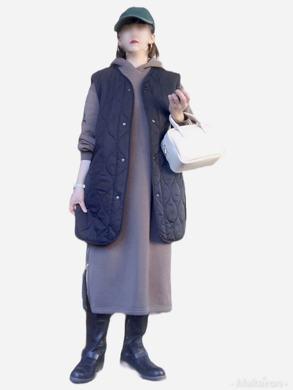 ホワイト系のボストンバッグ、ブラウン系のワンピース、ブラック系のベストを着用したレディースの秋コーディネートの2枚目の写真