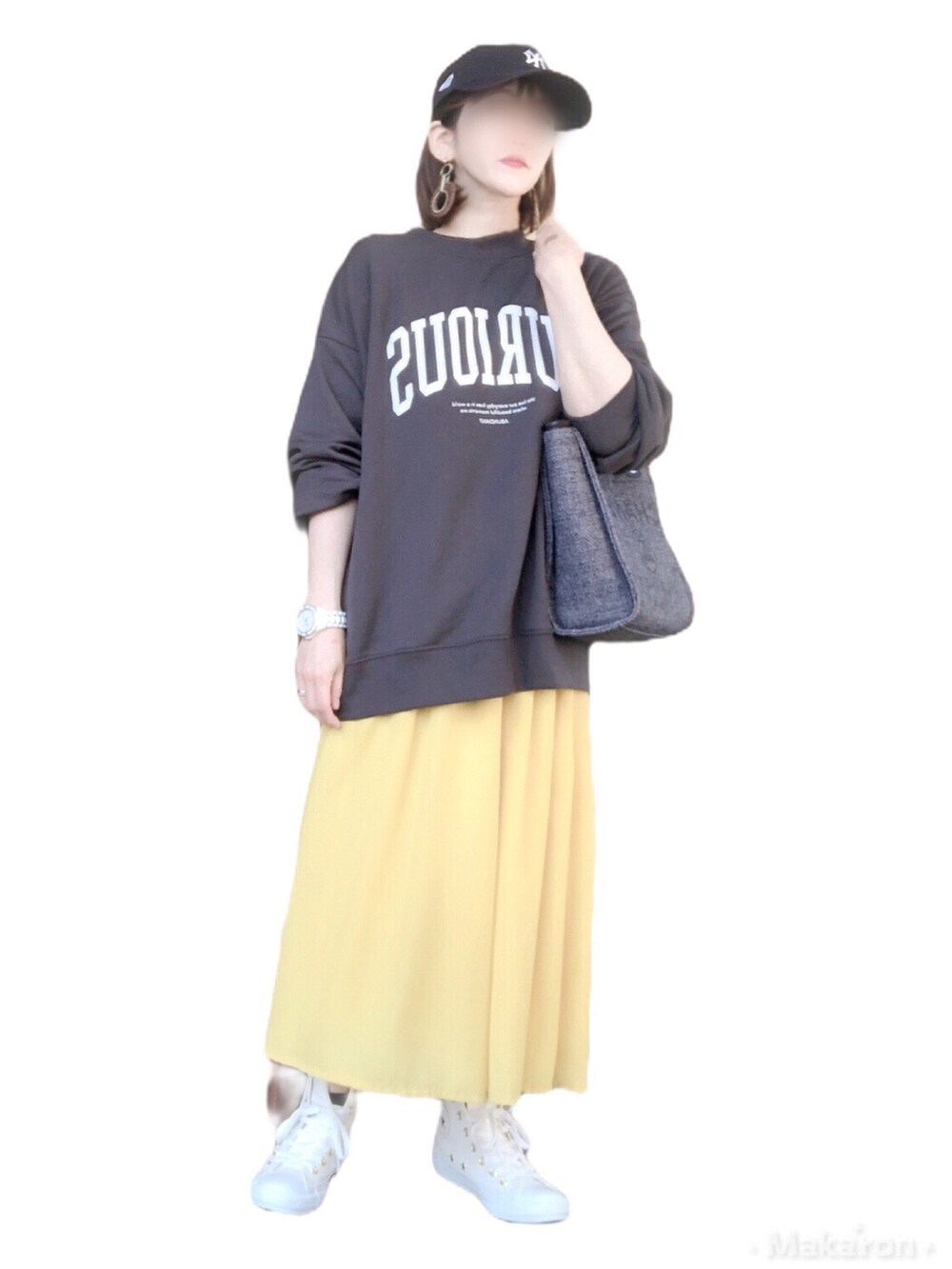 ブラック系のショルダーバッグ、ブラック系のスウェット、ホワイト系のスニーカーを着用したレディースの春コーディネートの2枚目の写真