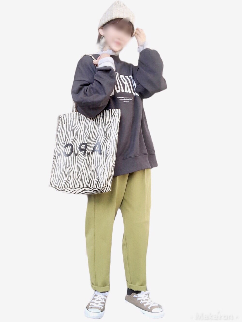 その他のトートバッグ、グリーン系のスラックス、ブラック系のスウェットを着用したレディースの秋コーディネートの2枚目の写真