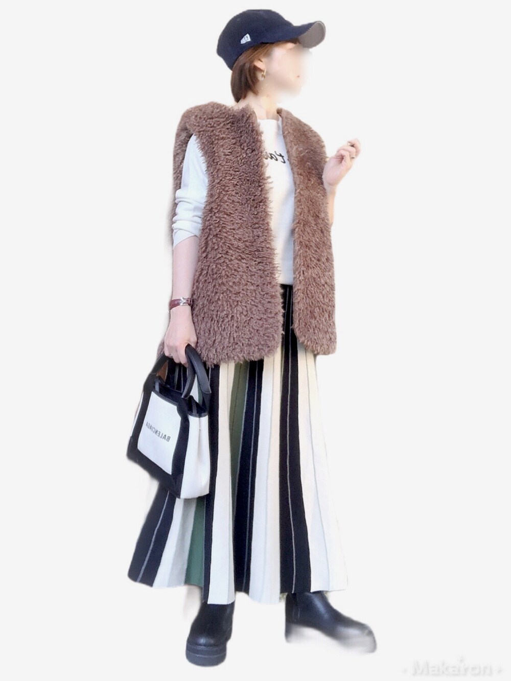 「秋ルック紹介するよ、ファーベスト、ストライプ、低身長、キャップ、きれいめカジュアル、秋服コーデ、厚底シューズ、サイドゴアブーツ、ニットスカート」|「BALENCIAGAのBalenciaga - Cabas Mini Tote Bag - Womens - Cream Multi(トートバッグ、ホワイト系)」を使った、wondafullさん(レディース・151cm)の秋コーディネートの2枚目の写真