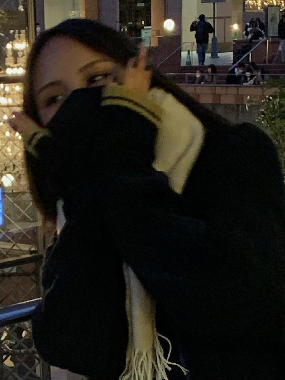 ブラック系のジャケット/アウター、ブラック系のブーツ、ブラック系のタイツ/ストッキングを着用したレディースの冬コーディネートの3枚目の写真