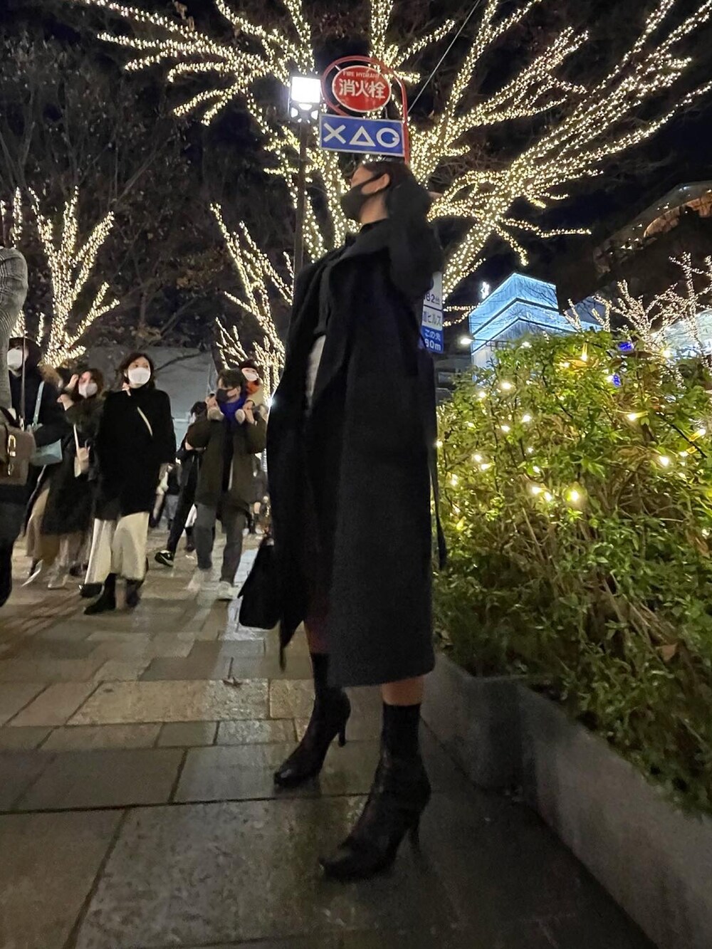 グレー系のスカート、ブラック系のシャツ/ブラウス、ブラック系のブーツを着用したレディースの冬コーディネートの3枚目の写真