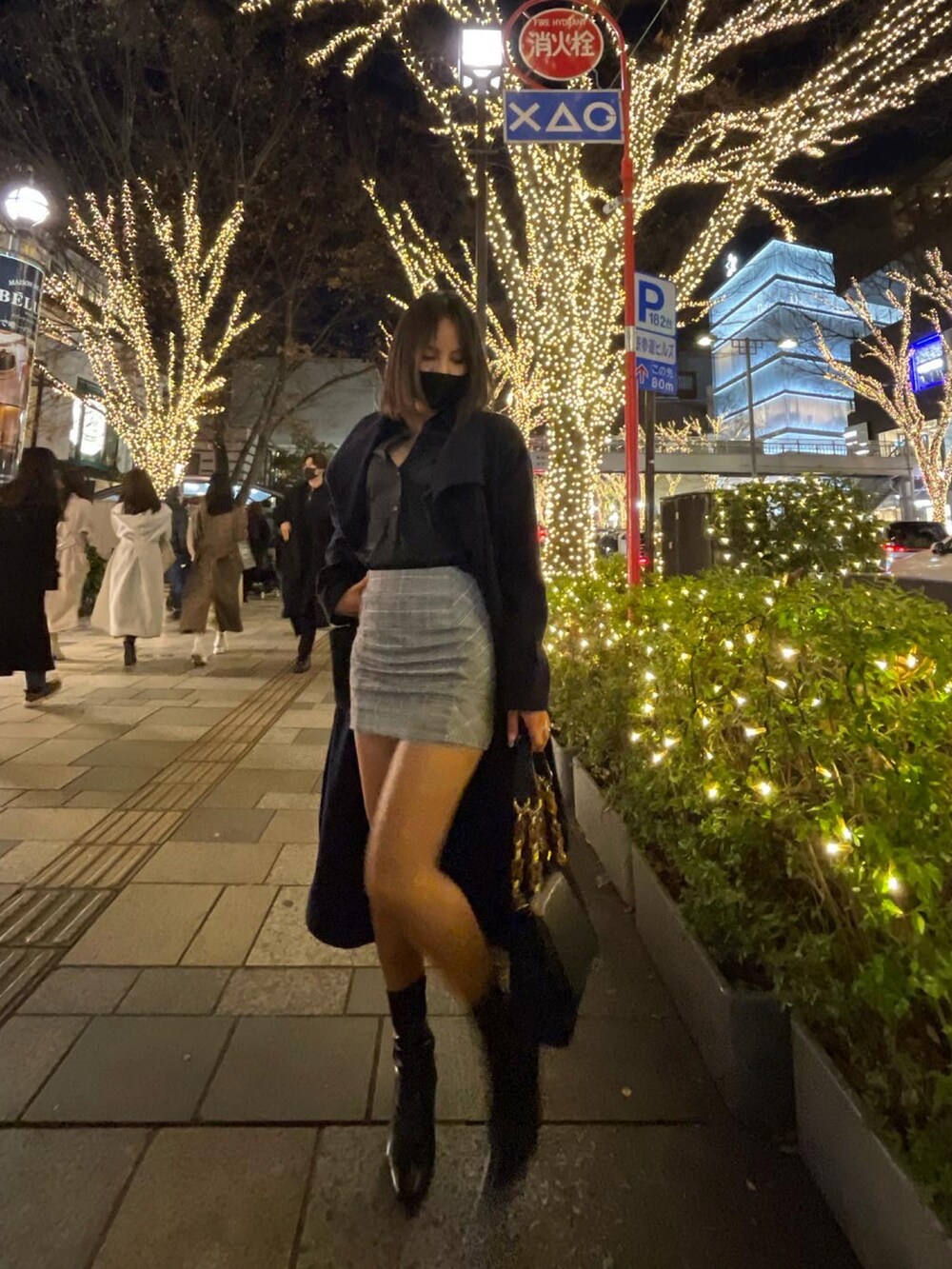 グレー系のスカート、ブラック系のシャツ/ブラウス、ブラック系のブーツを着用したレディースの冬コーディネートの4枚目の写真